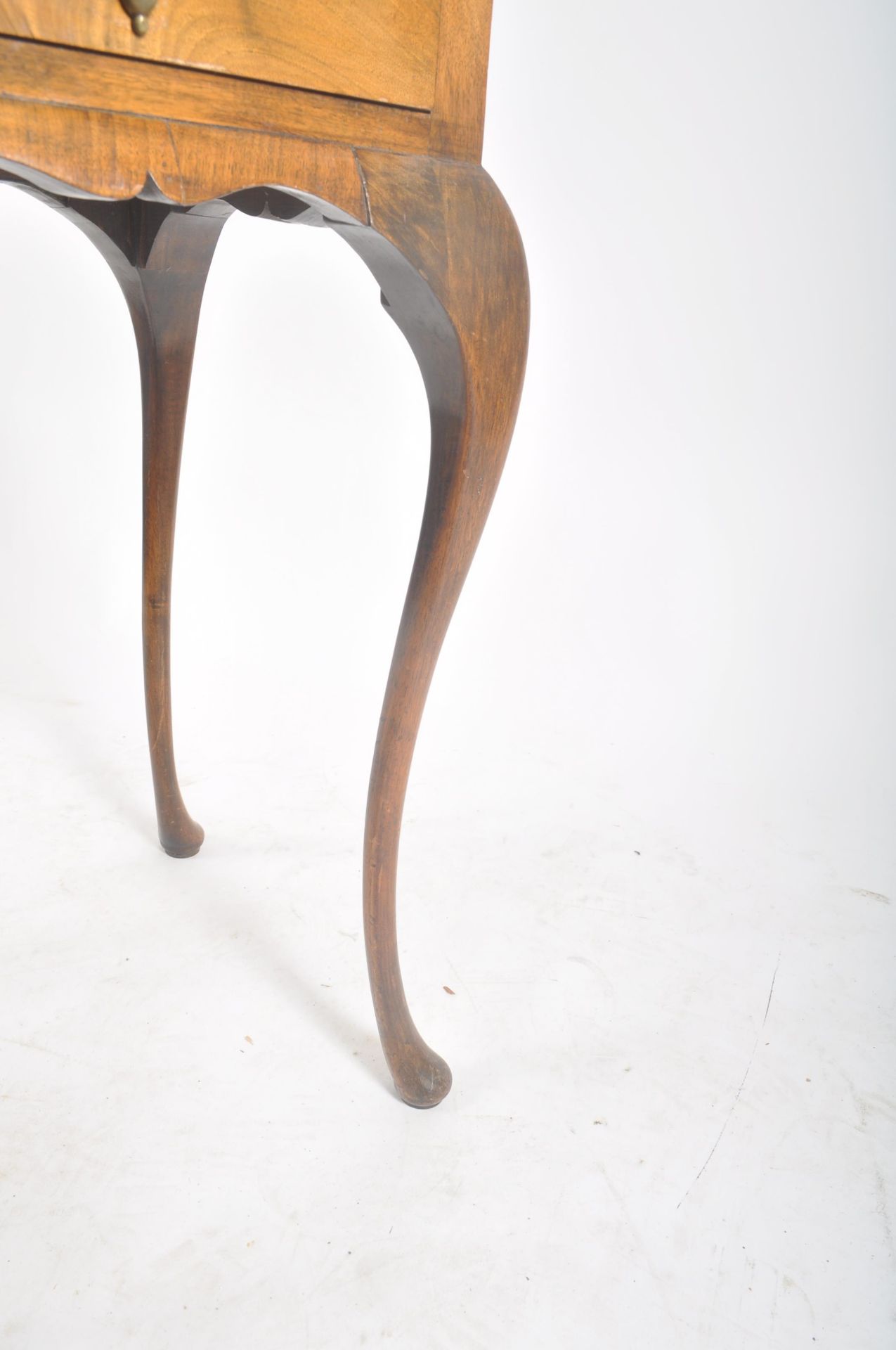QUEEN ANNE REVIVAL CIRCA 1900 WALNUT BEDSIDE CABINET TABLE - Image 6 of 8