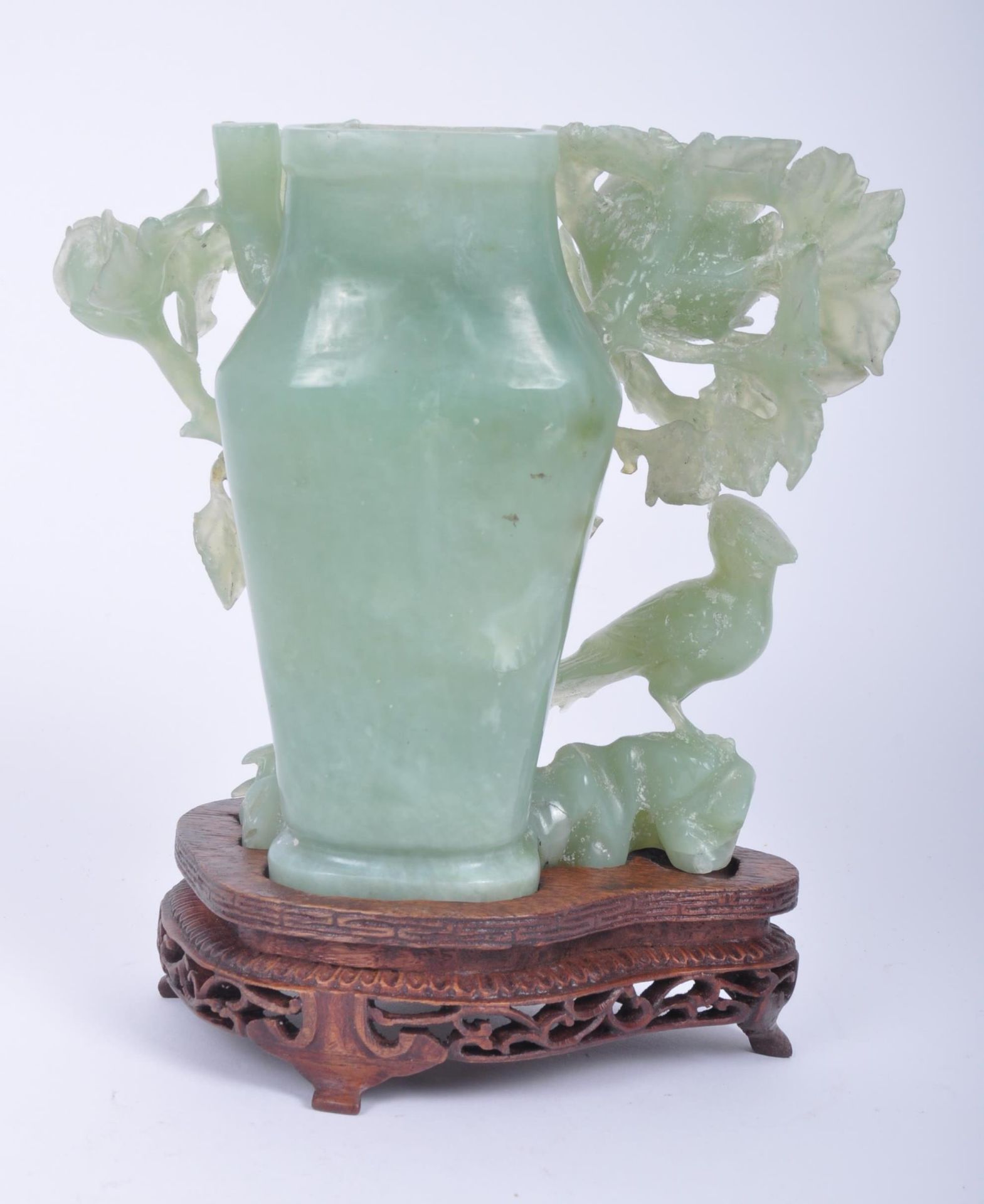 19TH CENTURY CARVED JADE LIDDED FOLIATE PHOENIX VASE & STAND - Image 8 of 9