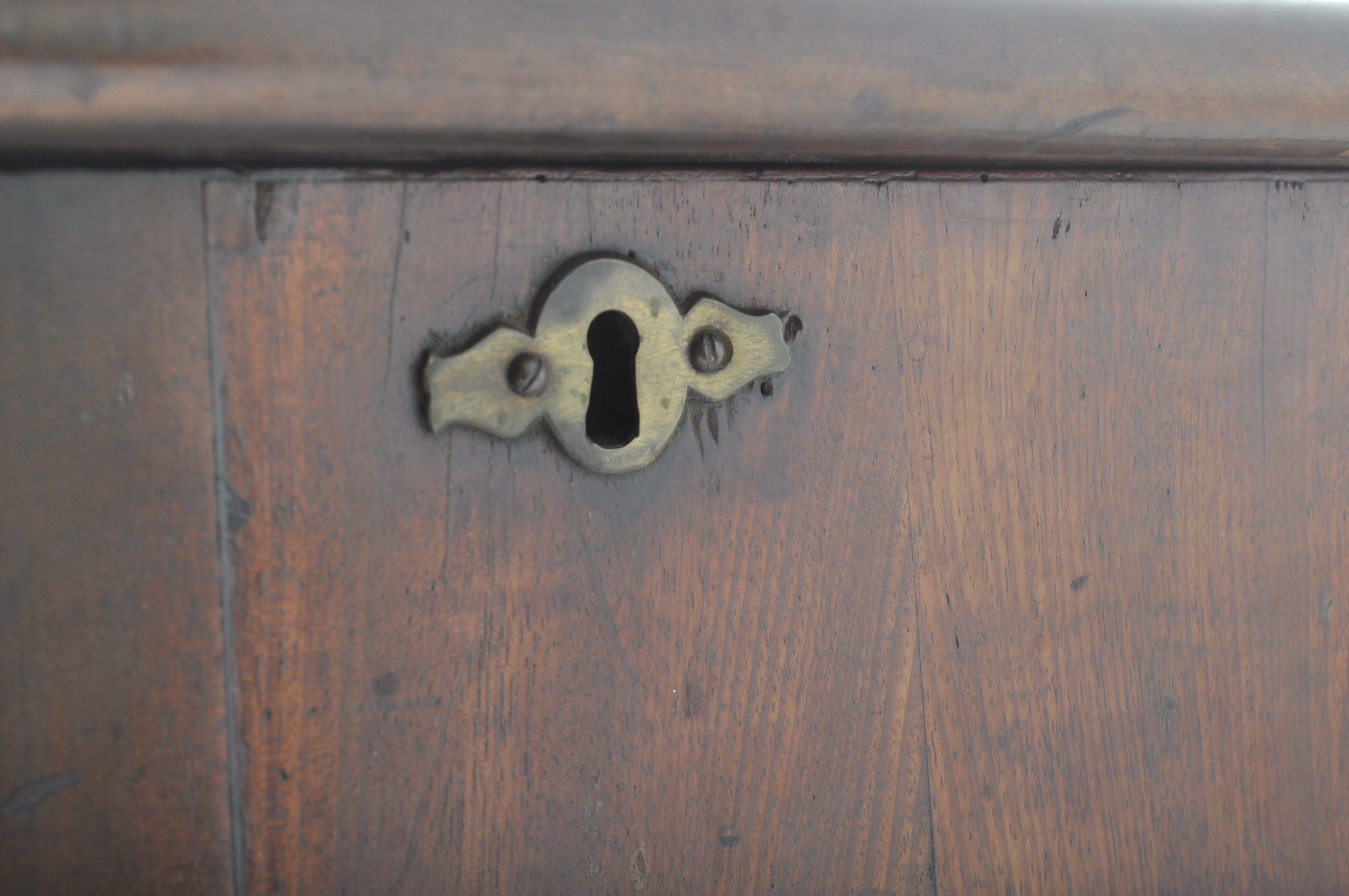 MANNER OF GILLOWS - GEORGE III MAHOGANY CORNER PAD FOOT TABLE - Image 9 of 11