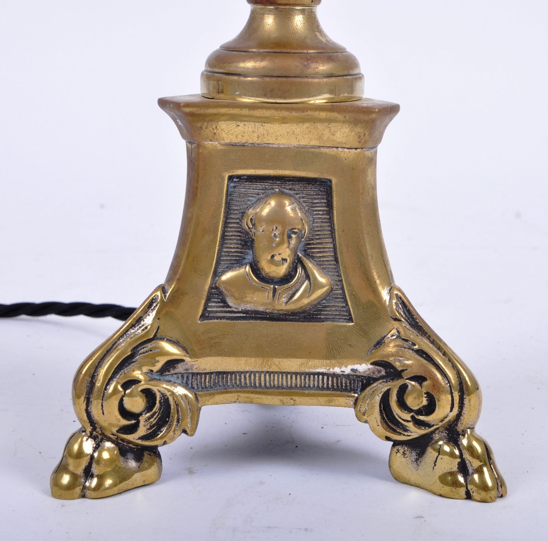 EARLY 20TH CENTURY POLISHED BRASS REEDED COLUMN LAMP - Bild 3 aus 6