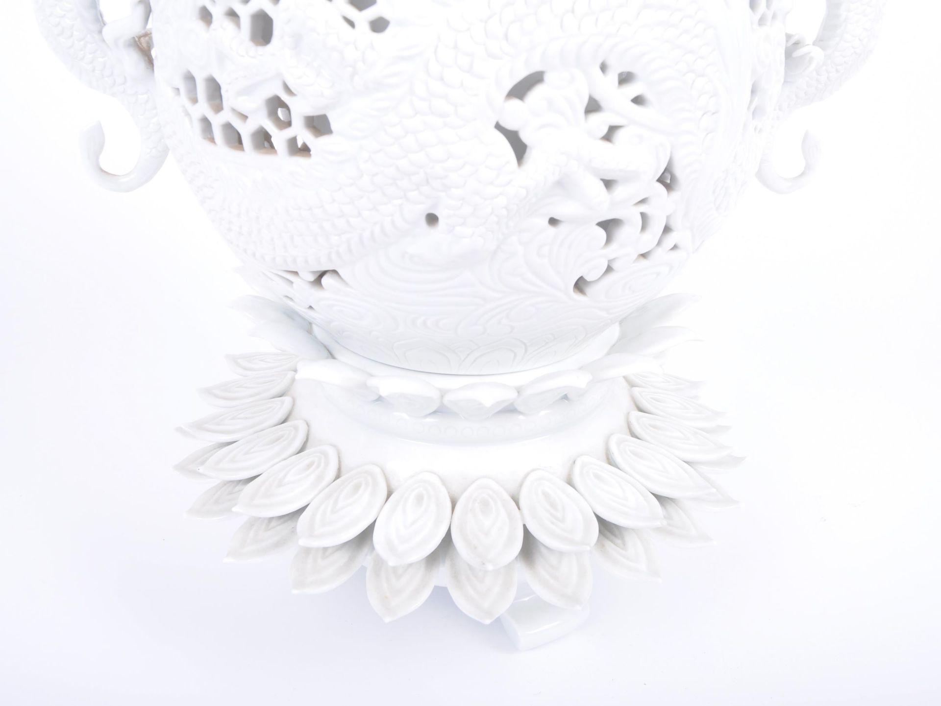 19TH CENTURY BLANC DE CHINE DRAGON & BEEHIVE VASE - Image 8 of 12