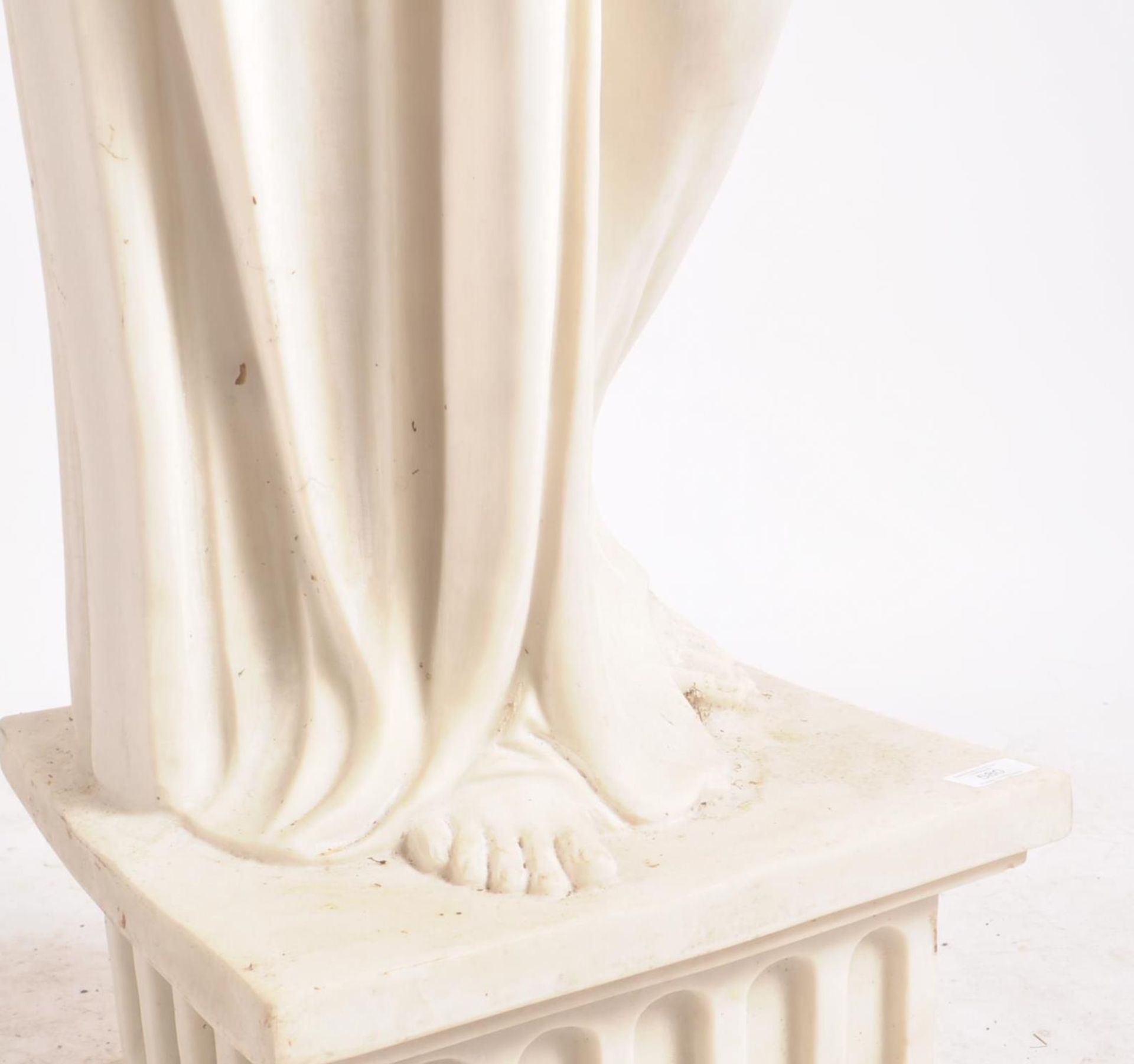 20TH CENTURY RESIN COMPOSITE CLASSICAL STYLE SCULPTURE STATUE - Image 5 of 6