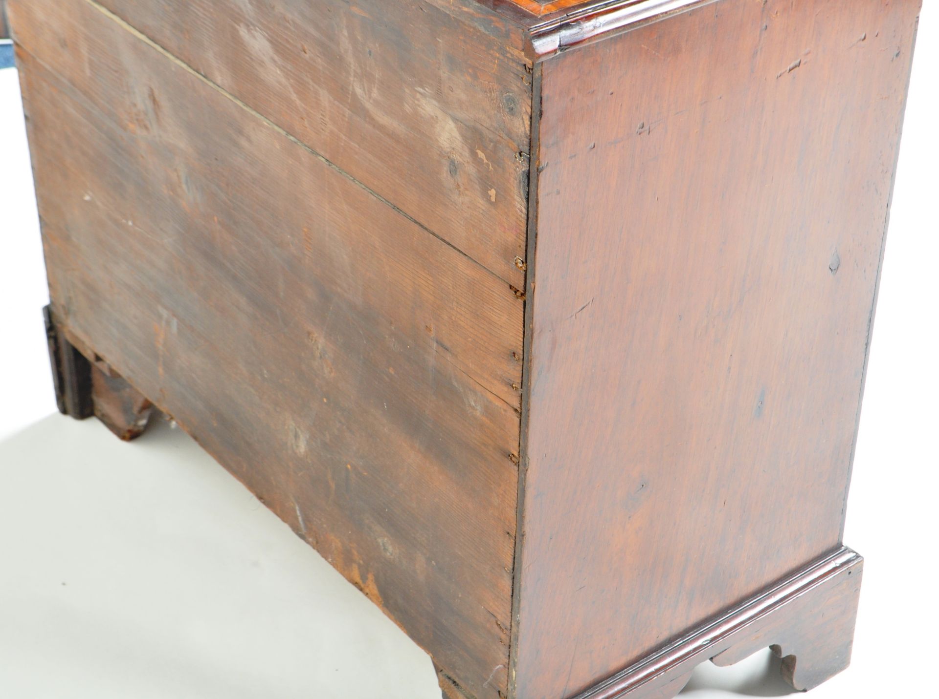 18TH CENTURY GEORGE III CROSSBANDED BACHELORS CHEST - Image 7 of 7