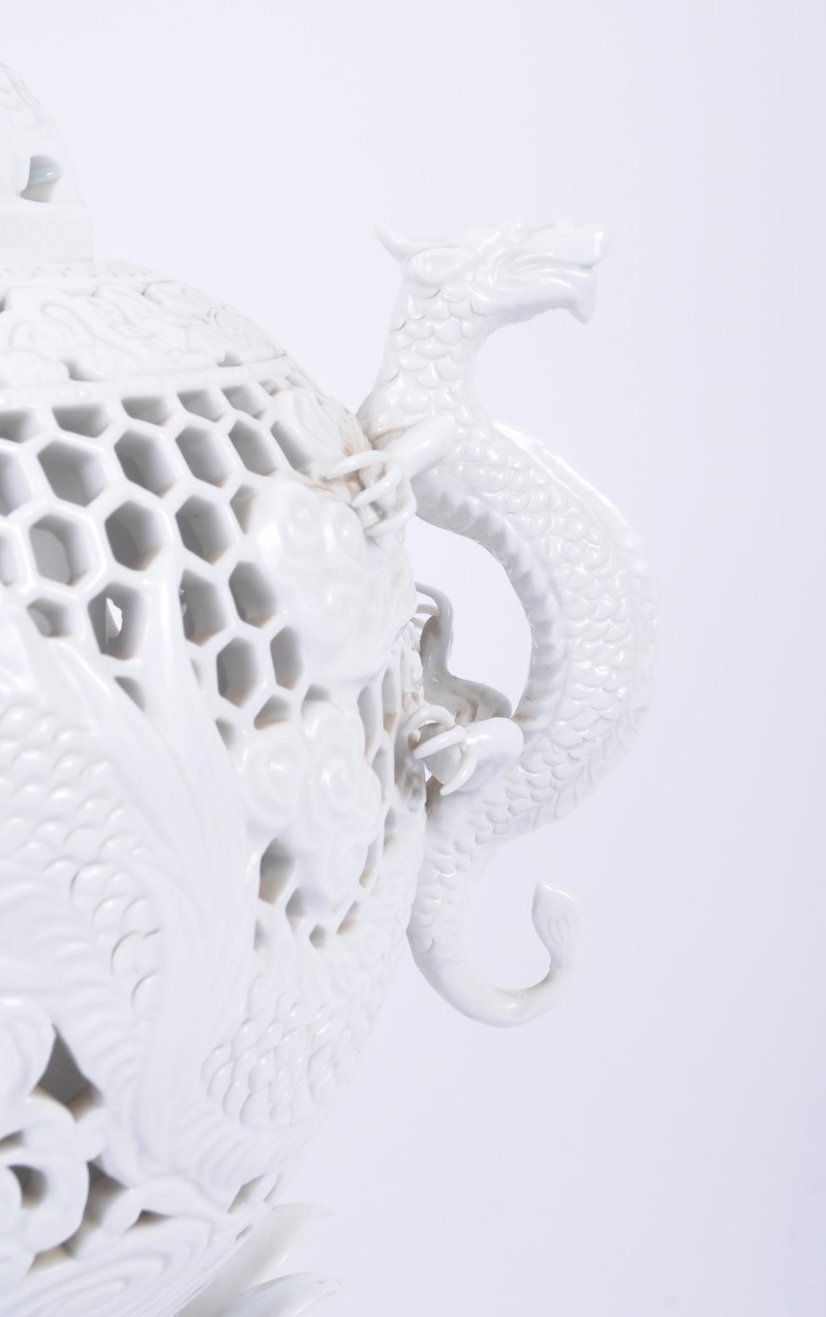 19TH CENTURY BLANC DE CHINE DRAGON & BEEHIVE VASE - Image 5 of 12