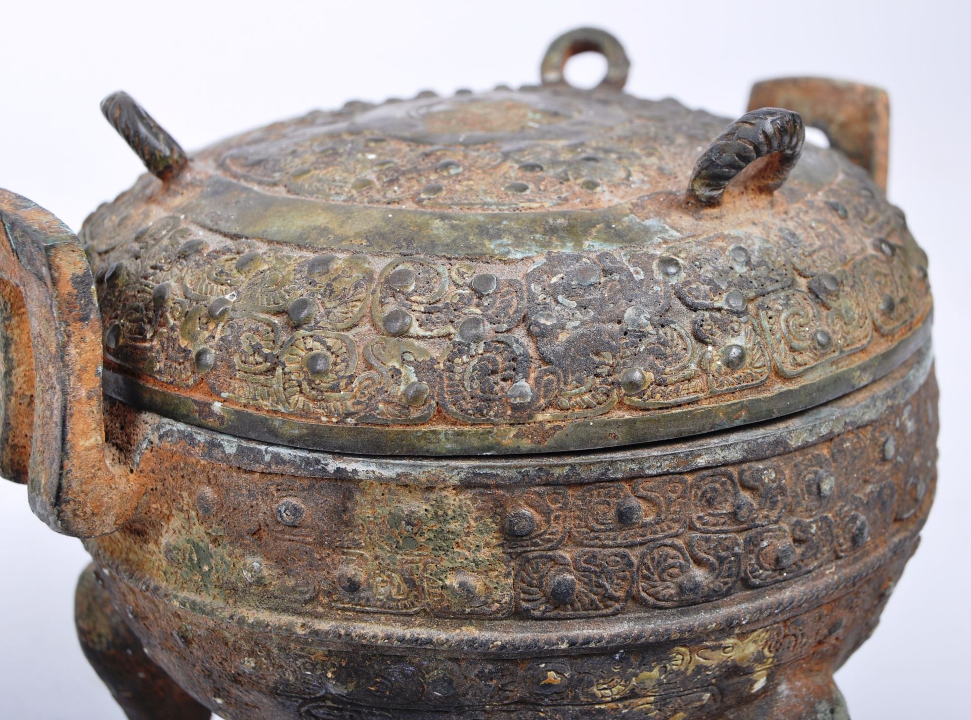 LATE ZHOU DYNASTY CHINESE 'DING' RITUAL BRONZE TRIPOD VESSEL - Image 8 of 11