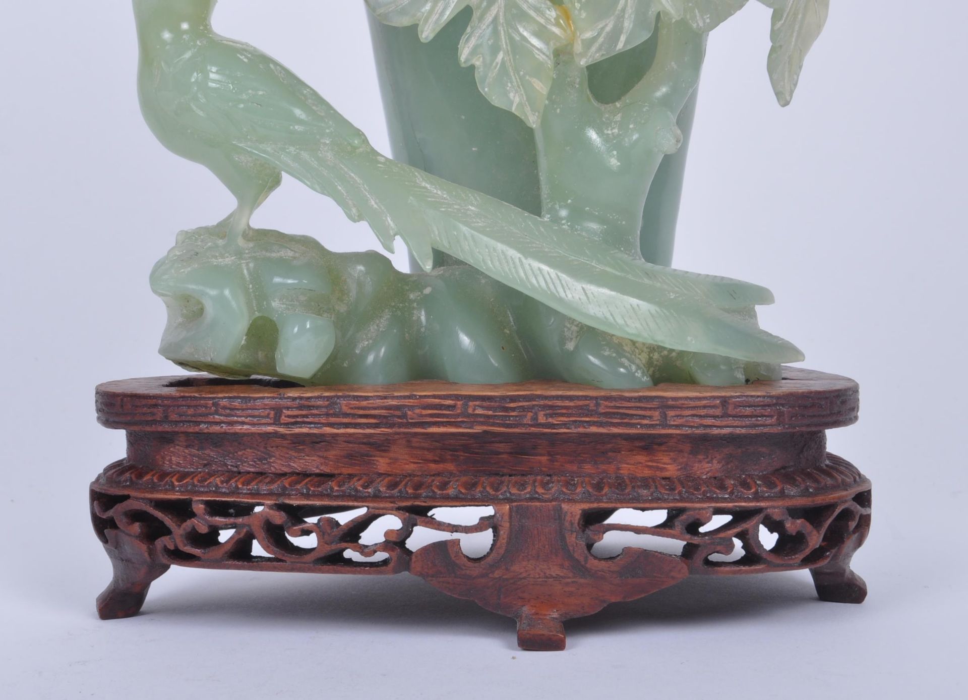 19TH CENTURY CARVED JADE LIDDED FOLIATE PHOENIX VASE & STAND - Image 6 of 9