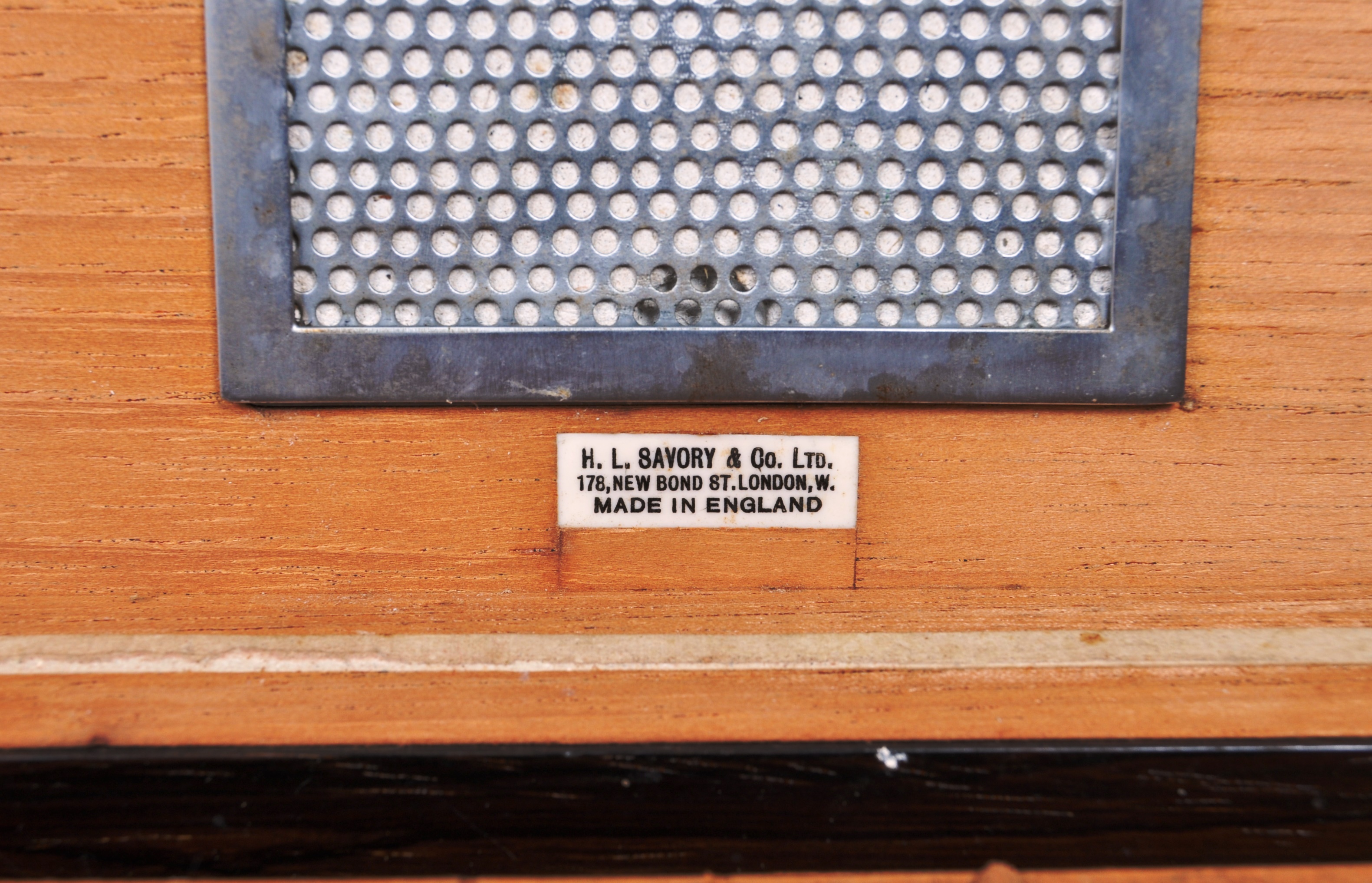 VICTORIAN MAHOGANY VENEERED CIGAR HUMIDOR - Image 3 of 5