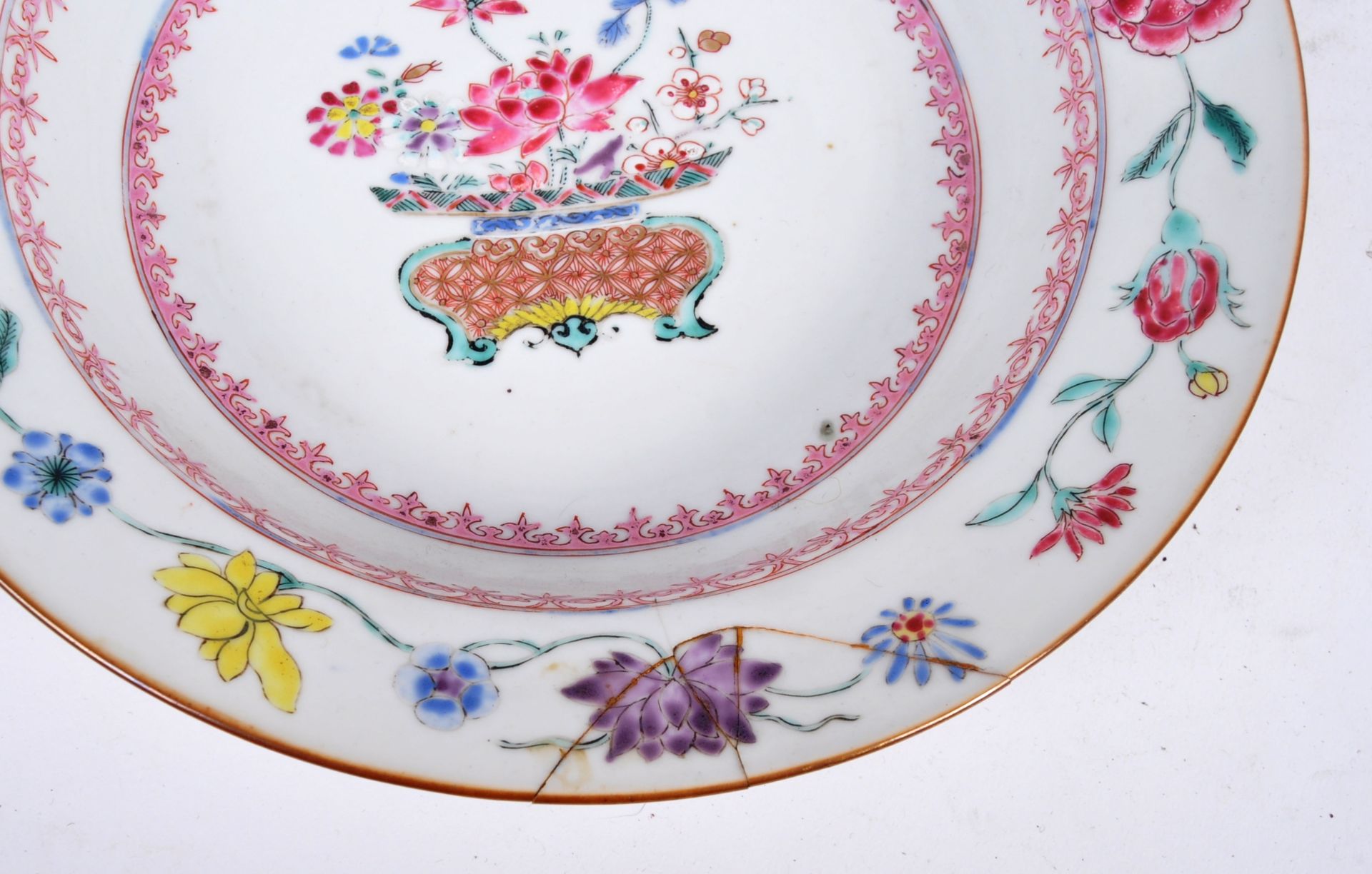 PAIR 19TH CENTURY CHINESE YONGZHENG ARMORIAL DISHES - Image 8 of 8