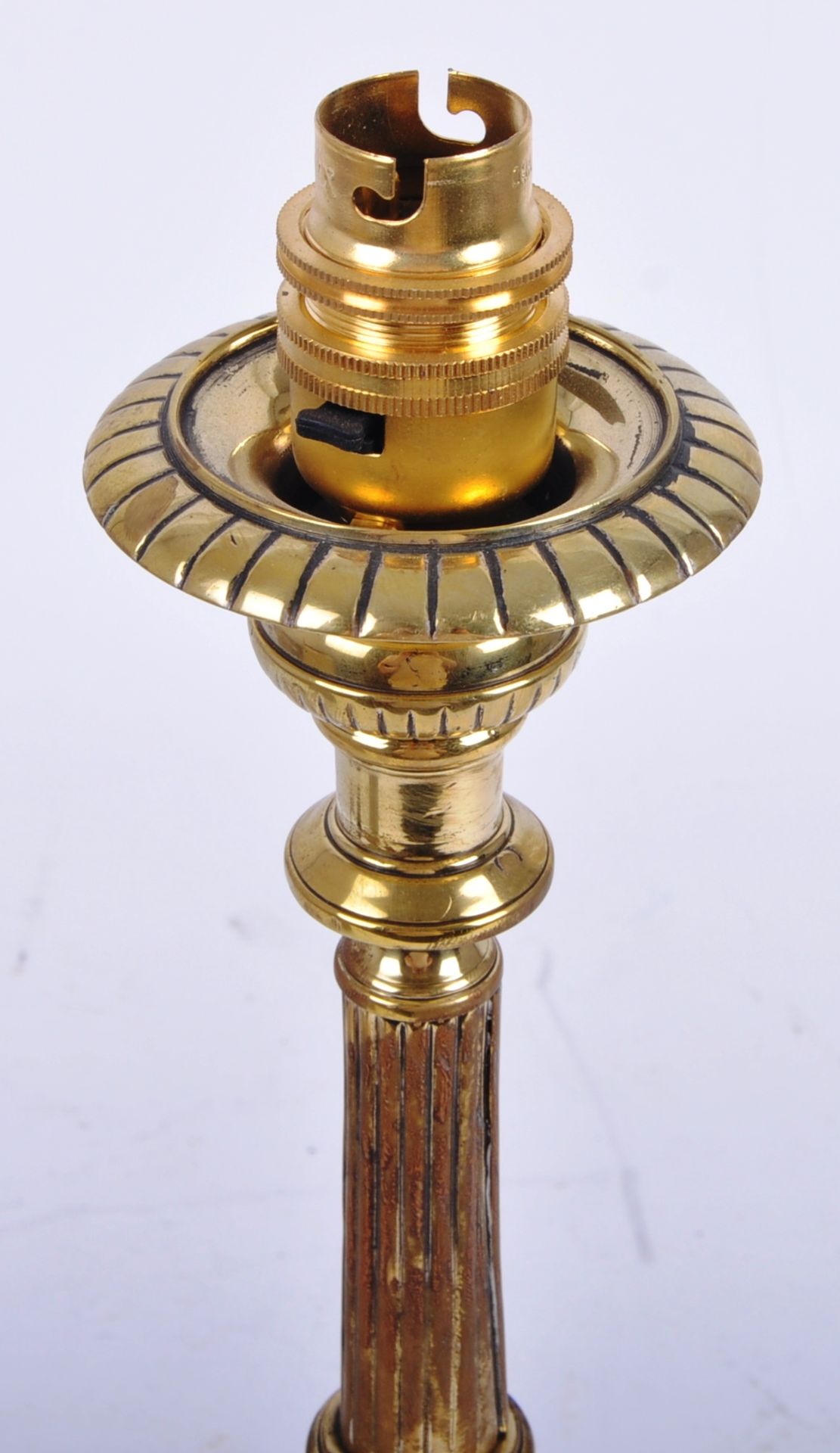EARLY 20TH CENTURY POLISHED BRASS REEDED COLUMN LAMP - Bild 5 aus 6