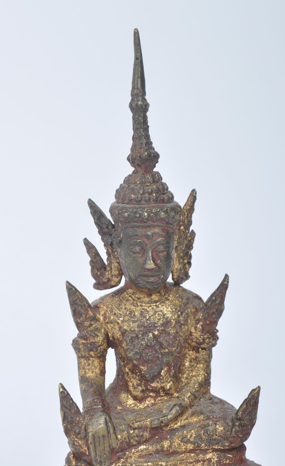 19TH CENTURY GILT-METAL THAI RATTANAKOSIN BUDDHA - Image 2 of 5