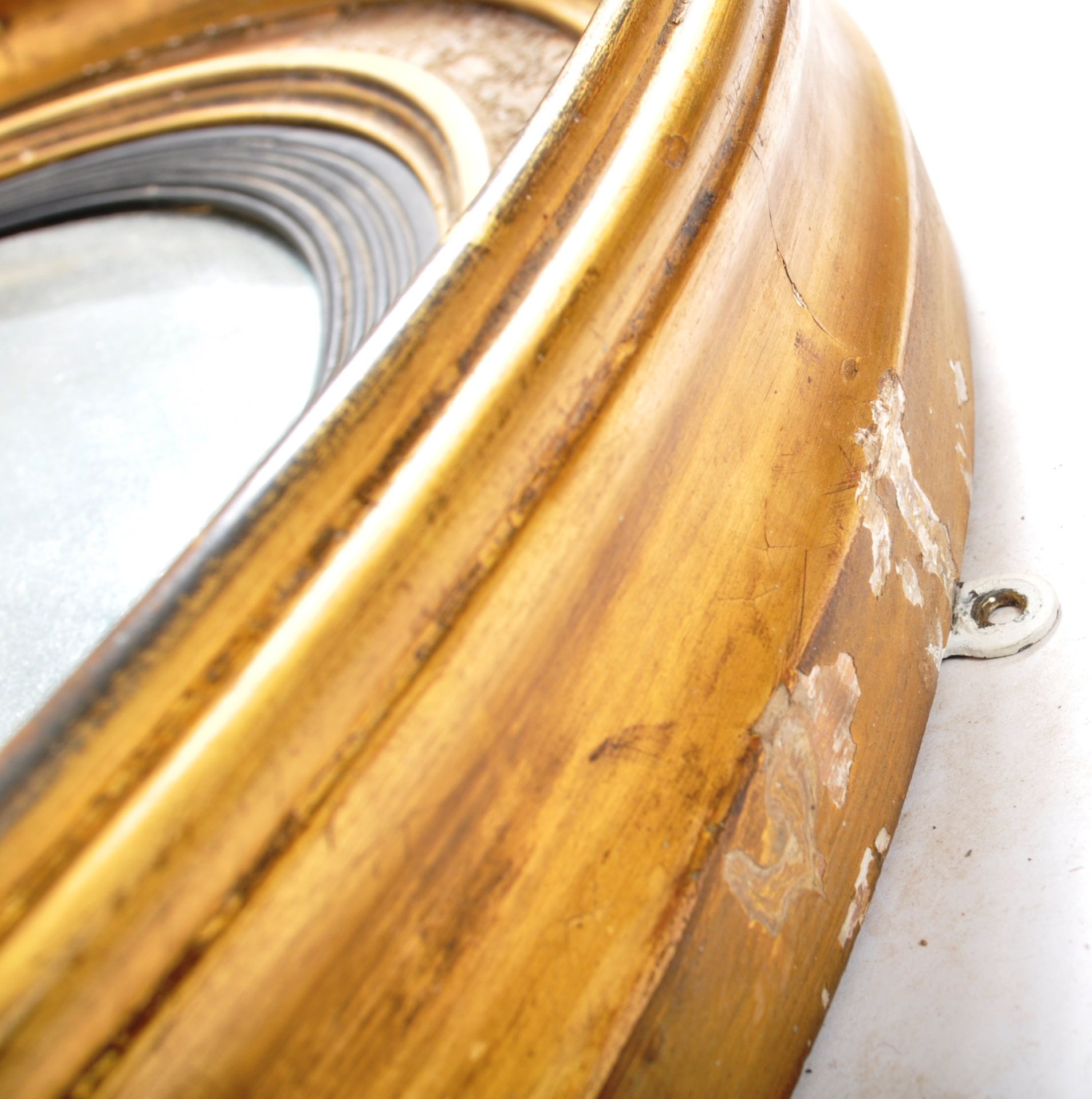 18TH CENTURY GILTWOOD CIRCULAR CONVEX WALL MIRROR - Image 6 of 8