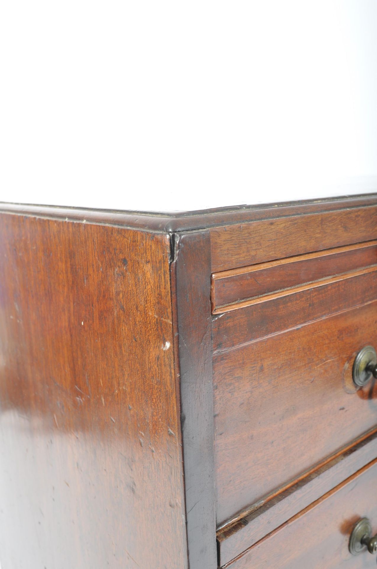 19TH CENTURY GEORGE III BACHELORS CHEST OF DRAWERS - Image 3 of 7