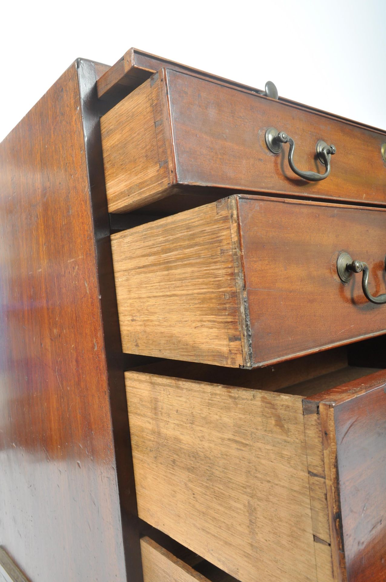 19TH CENTURY GEORGE III BACHELORS CHEST OF DRAWERS - Image 6 of 7