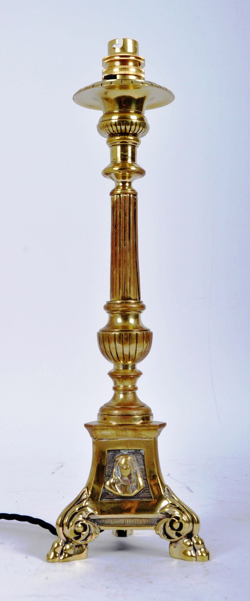 EARLY 20TH CENTURY POLISHED BRASS REEDED COLUMN LAMP - Bild 2 aus 6