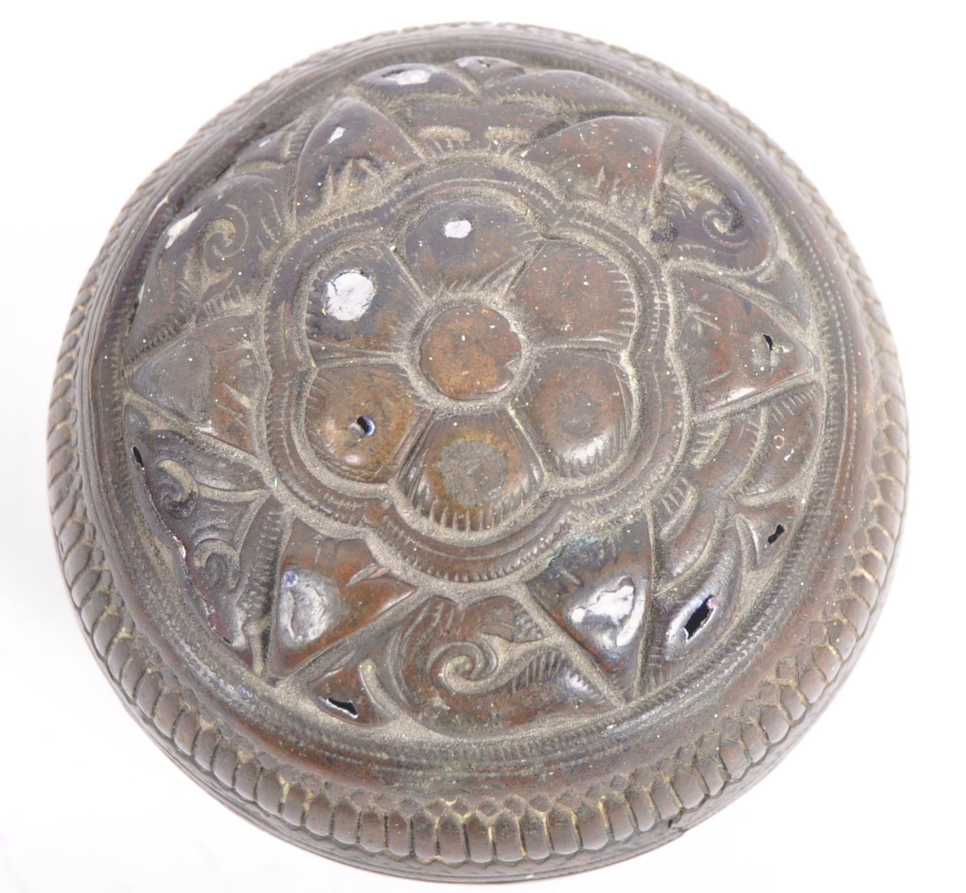 18TH CENTURY INDONESIAN CAST BRASS LIME CONTAINER - Image 3 of 5