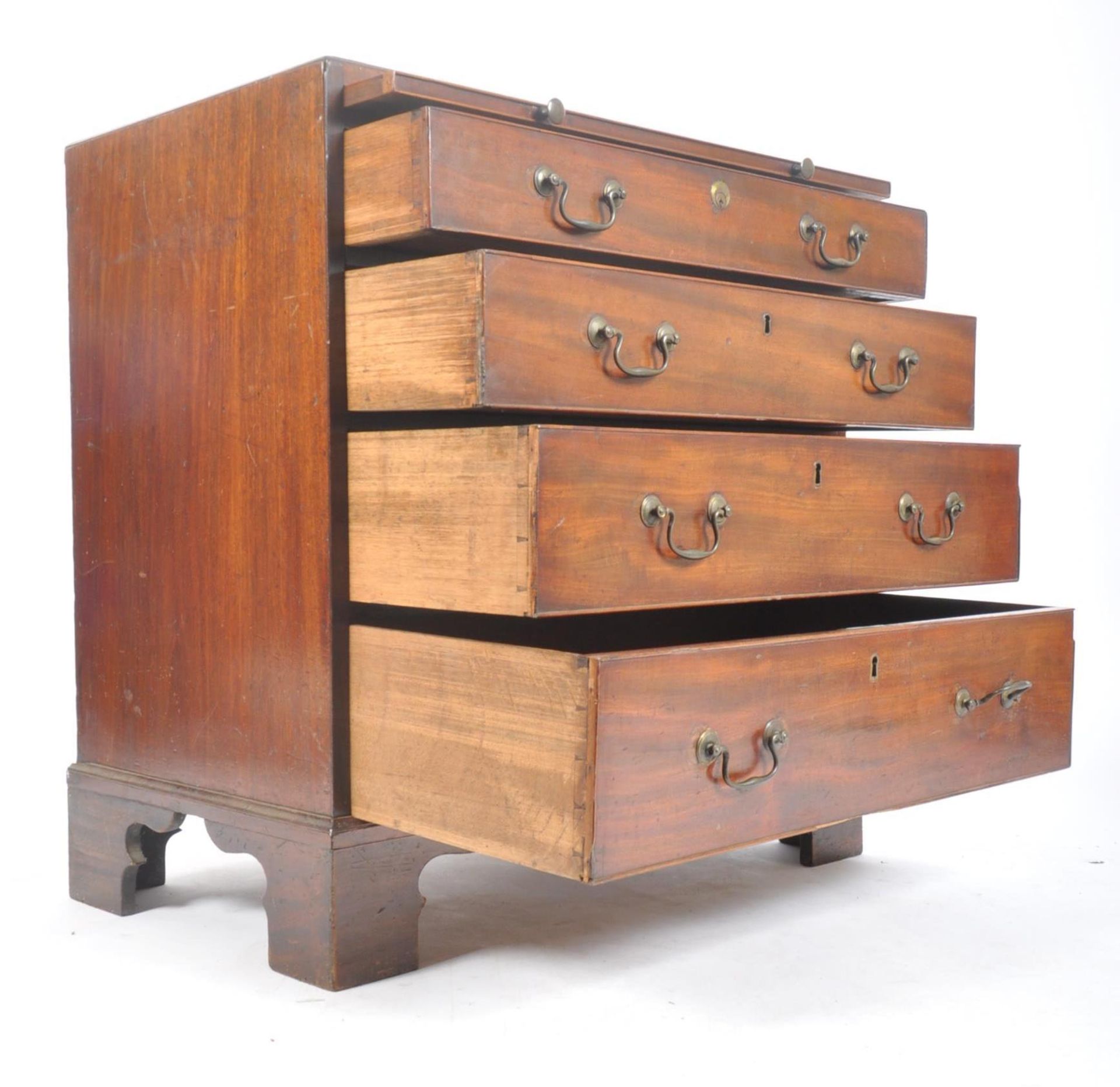19TH CENTURY GEORGE III BACHELORS CHEST OF DRAWERS - Image 5 of 7