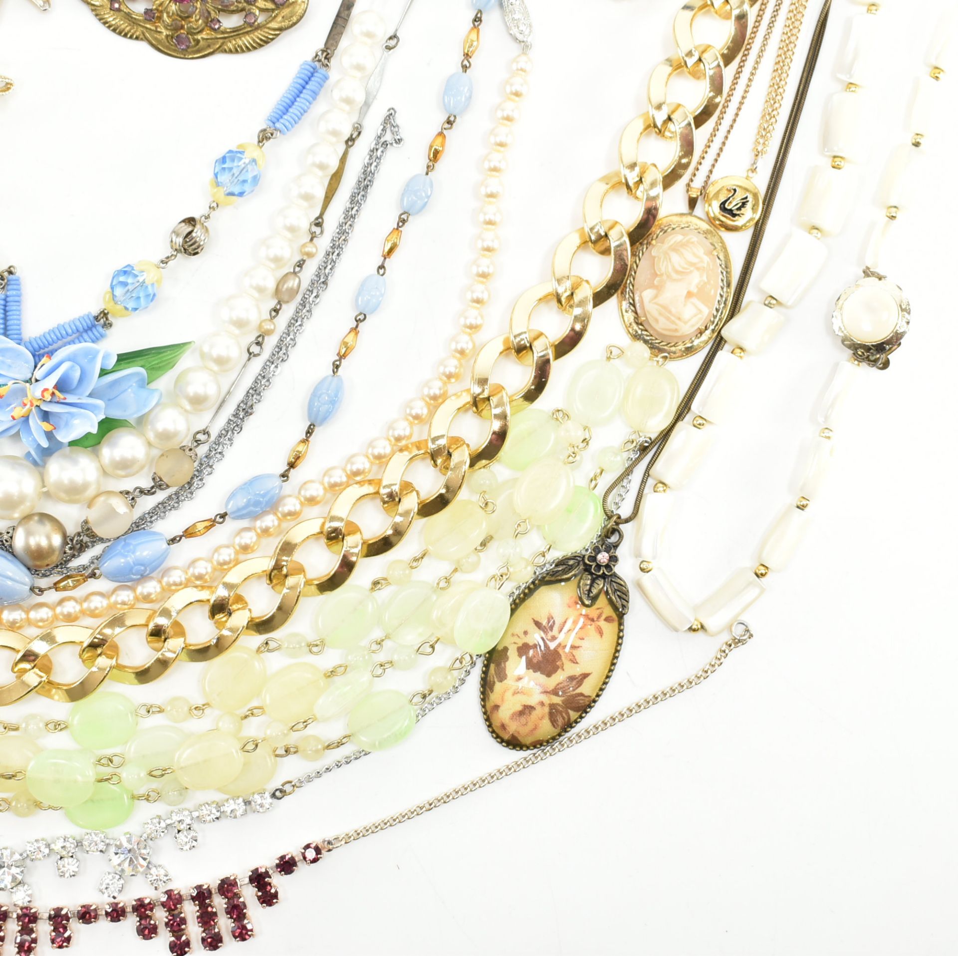 COLLECTION OF VINTAGE COSTUME JEWELLERY - Image 3 of 7