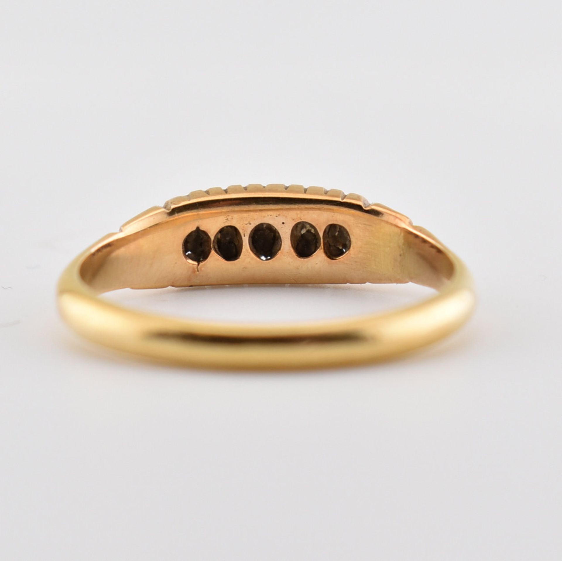 18CT GOLD & DIAMOND FIVE STONE RING - Image 6 of 6