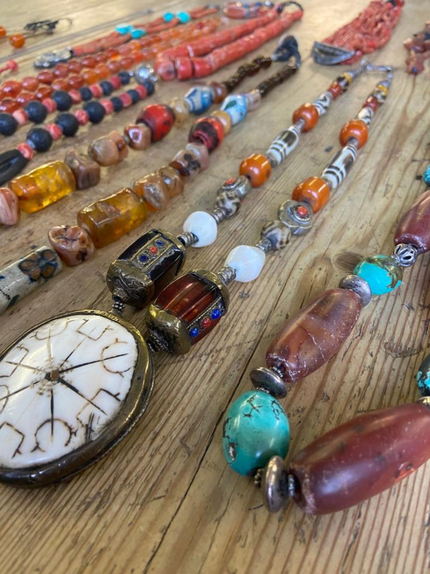 COLLECTION OF ASSORTED STONE & BEAD JEWELLERY - Bild 9 aus 13