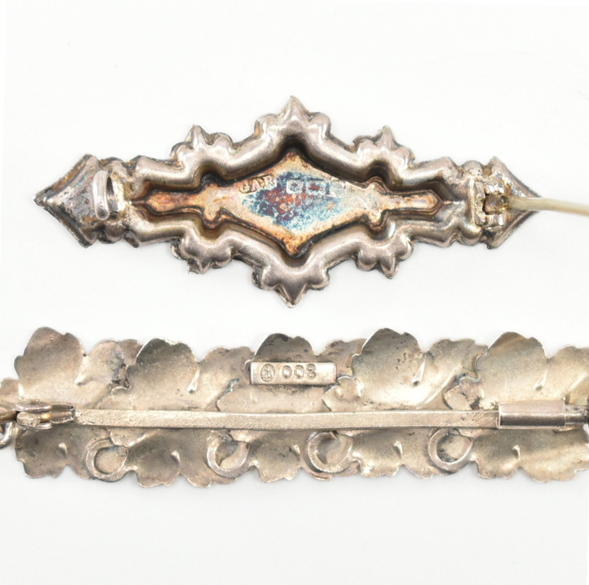 19TH & 20TH CENTURY SILVER & WHITE METAL BROOCH PINS - Image 3 of 4