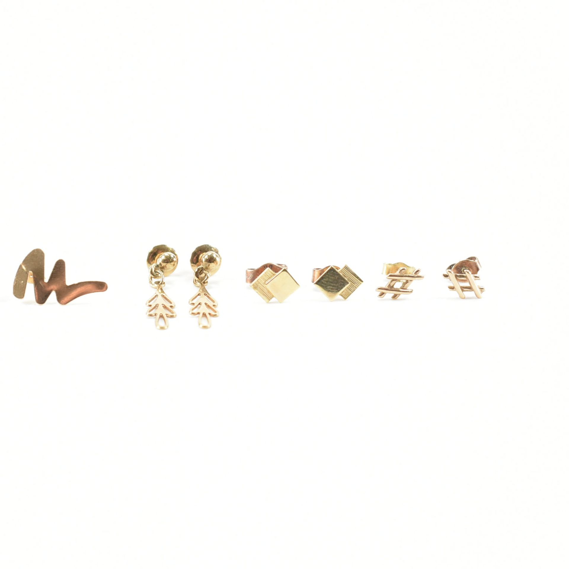 COLLECTION OF ASSORTED GOLD STUD EARRINGS - Bild 3 aus 7