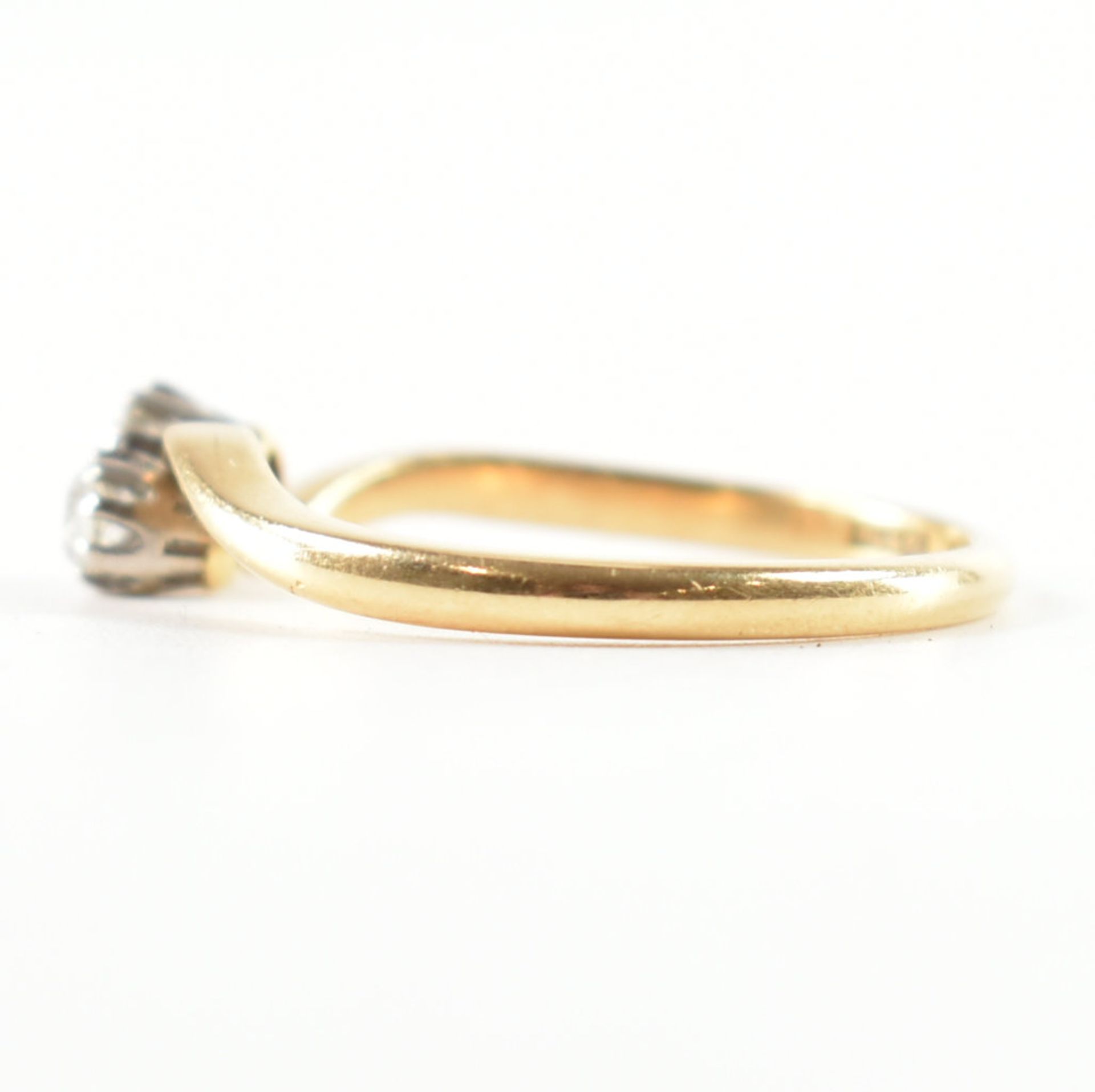 18CT GOLD & PLATINUM CROSSOVER DIAMOND RING - Bild 2 aus 8