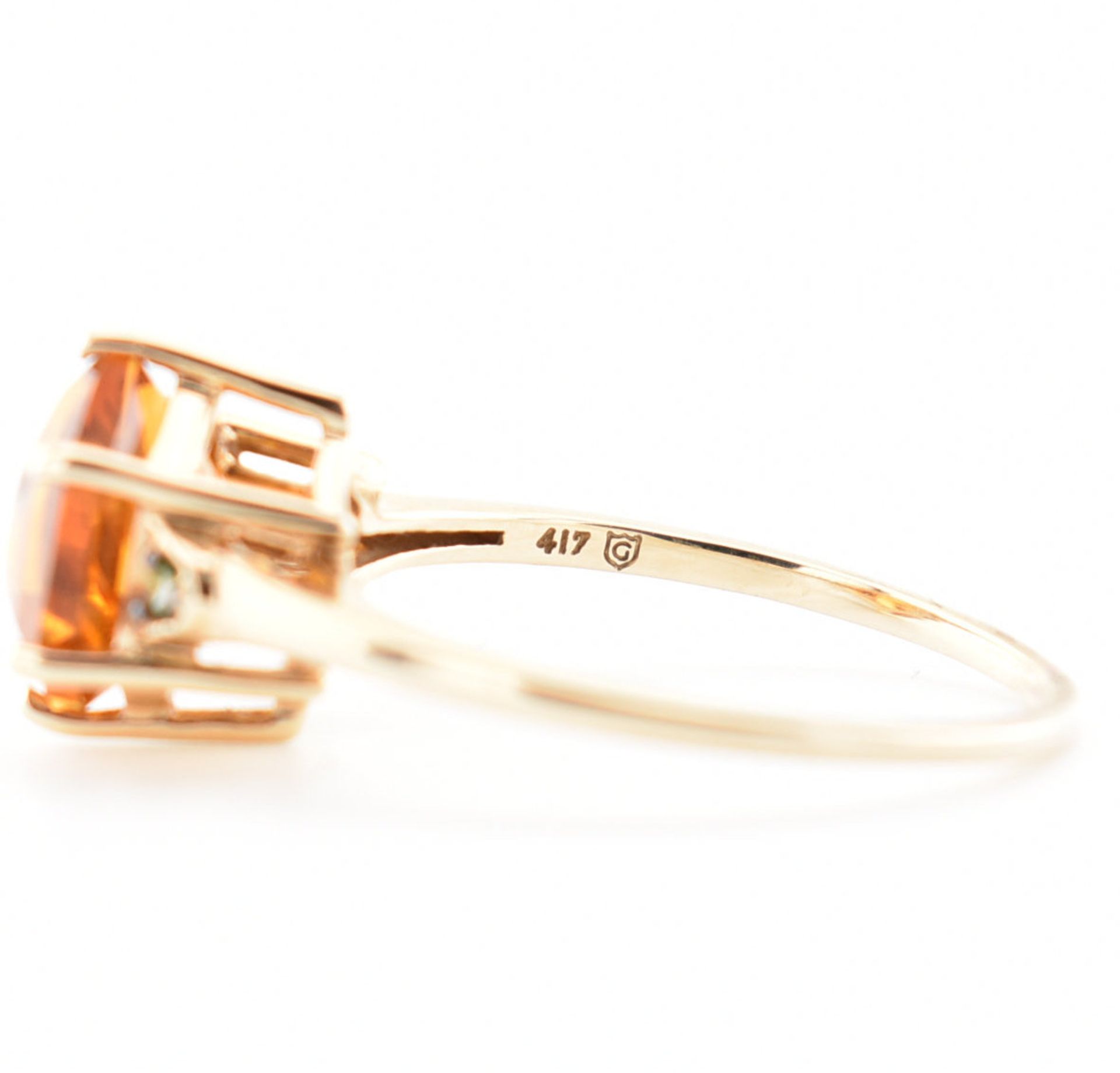 HALLMARKED GOLD CITRINE & GREEN STONE RING - Image 6 of 8