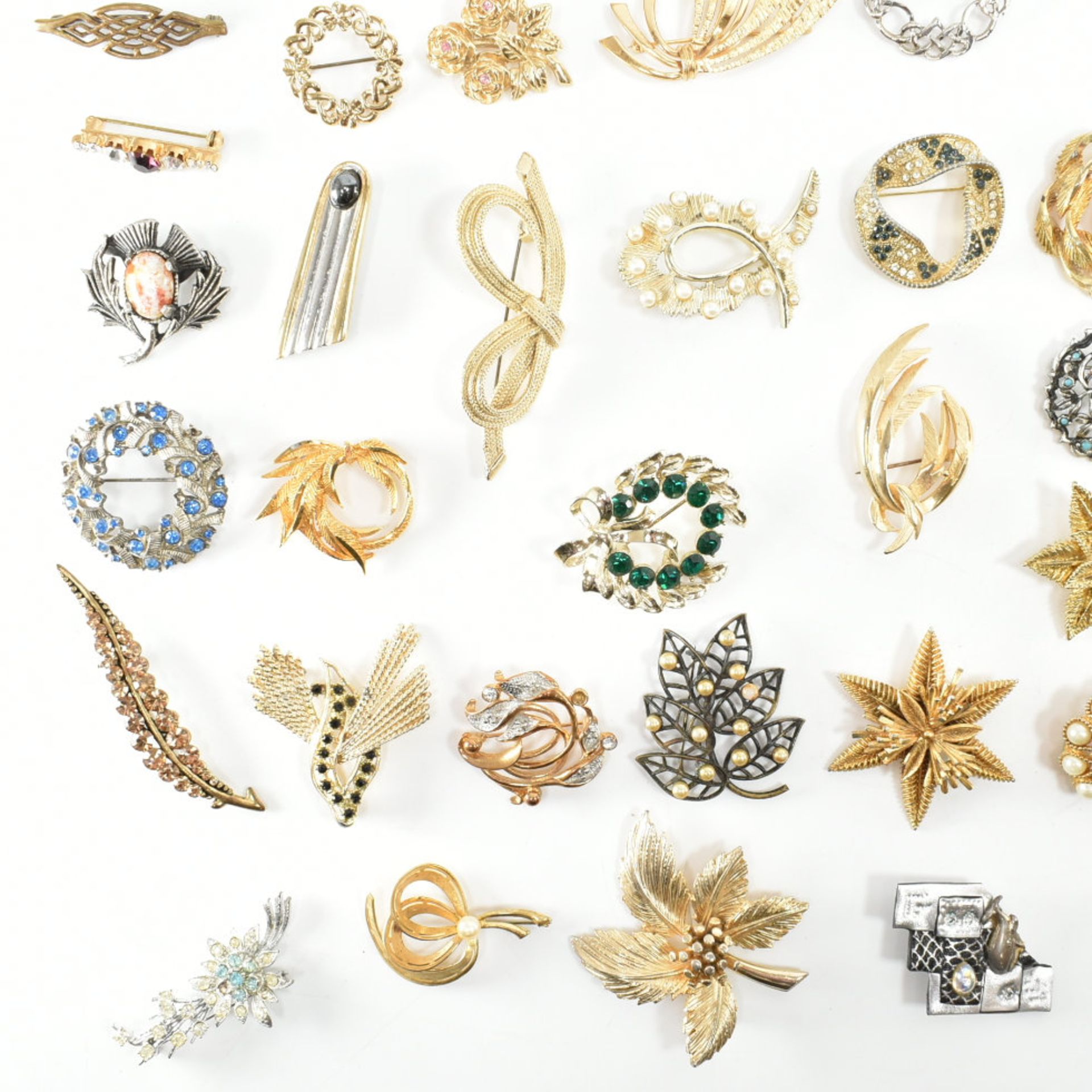 COLLECTION OF ASSORTED COSTUME JEWELLERY BROOCH PINS - Image 5 of 8