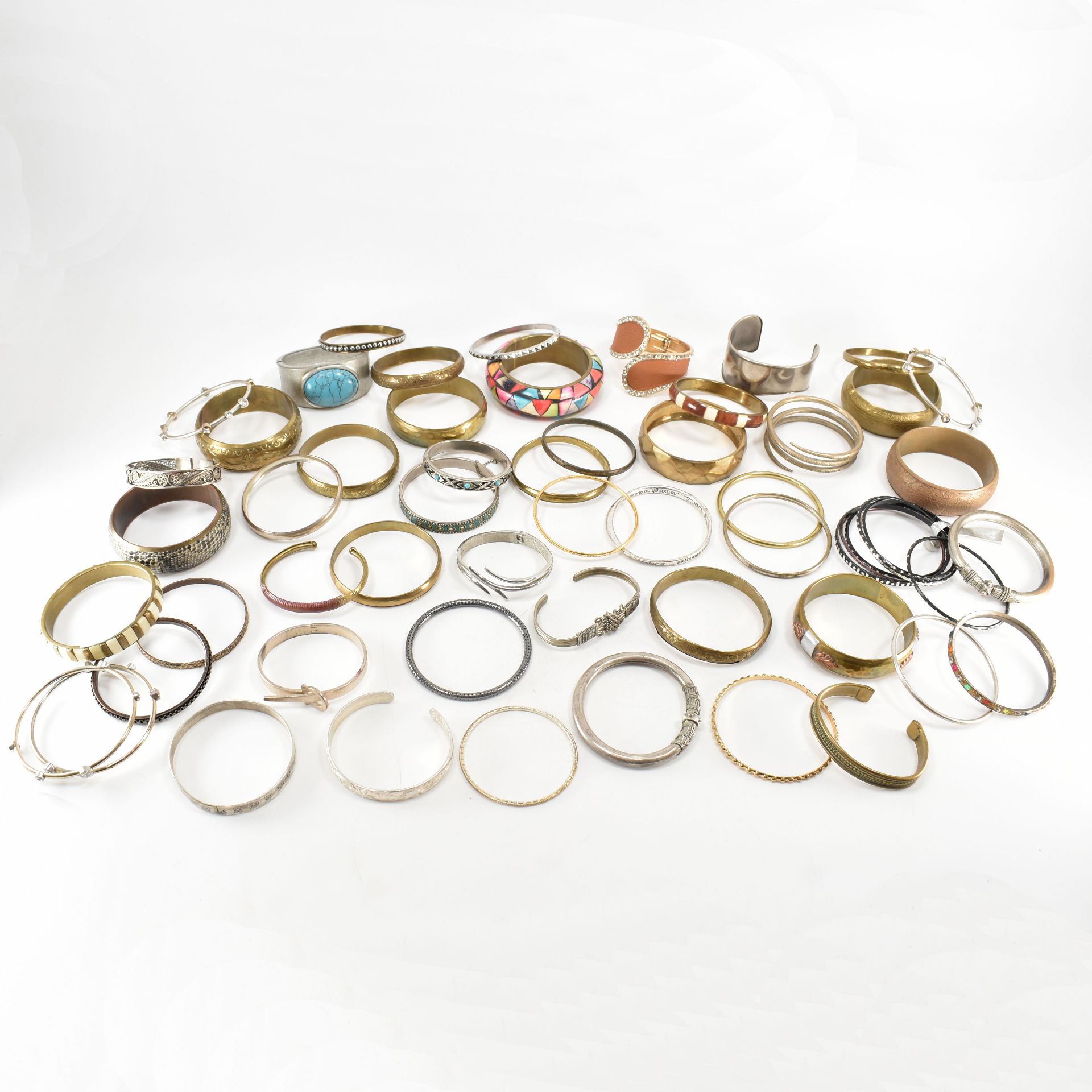 COLLECTION OF ASSORTED BANGLE BRACELETS - Bild 2 aus 7