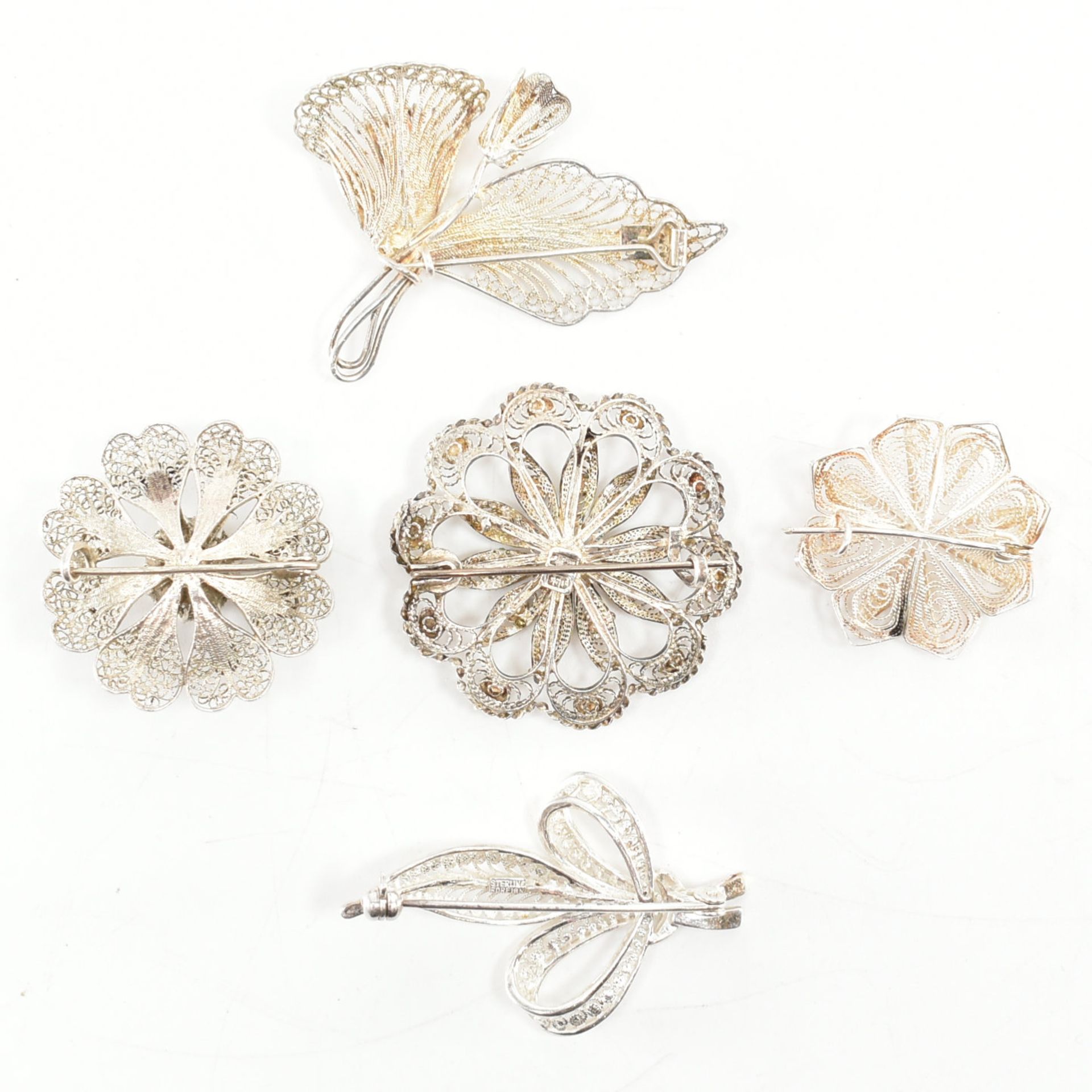 COLLECTION OF ASSORTED SILVER & WHITE METAL FILIGREE BROOCHES - Bild 3 aus 6