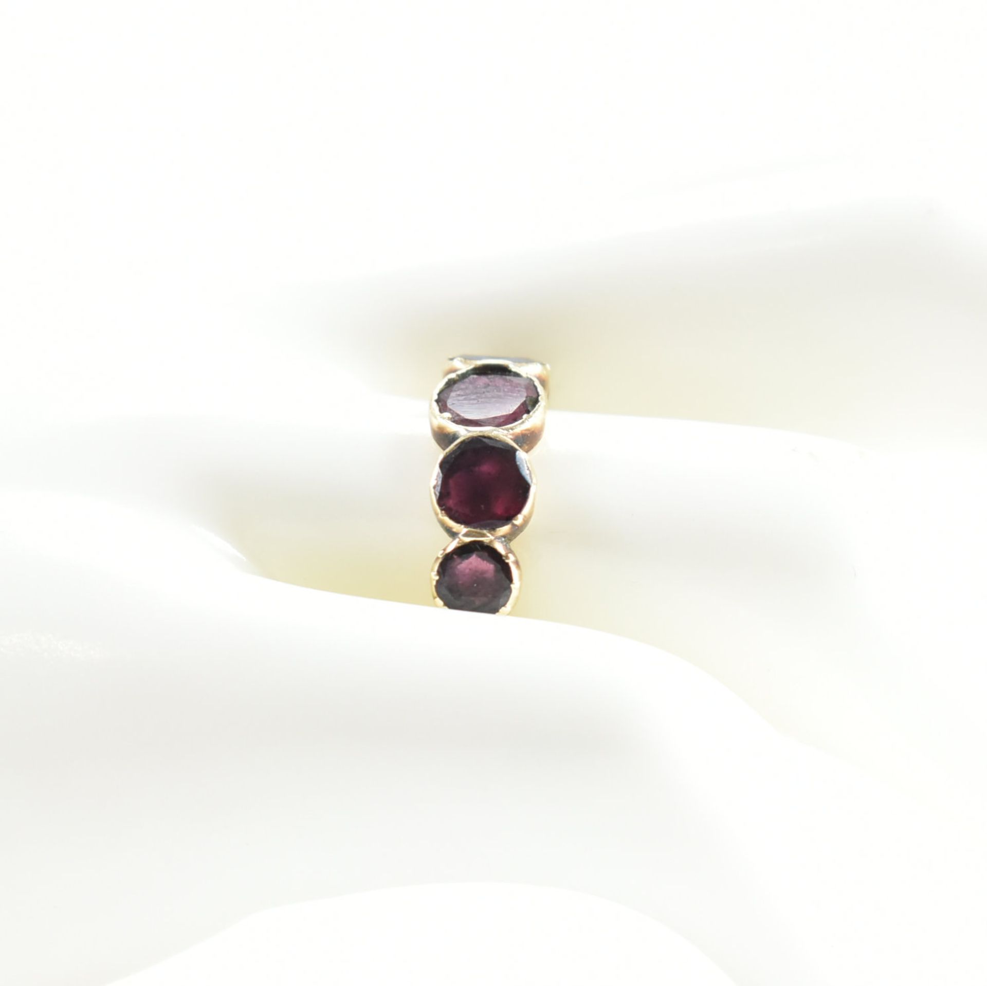 ANTIQUE GOLD GARNET FIVE STONE RING - Image 7 of 7