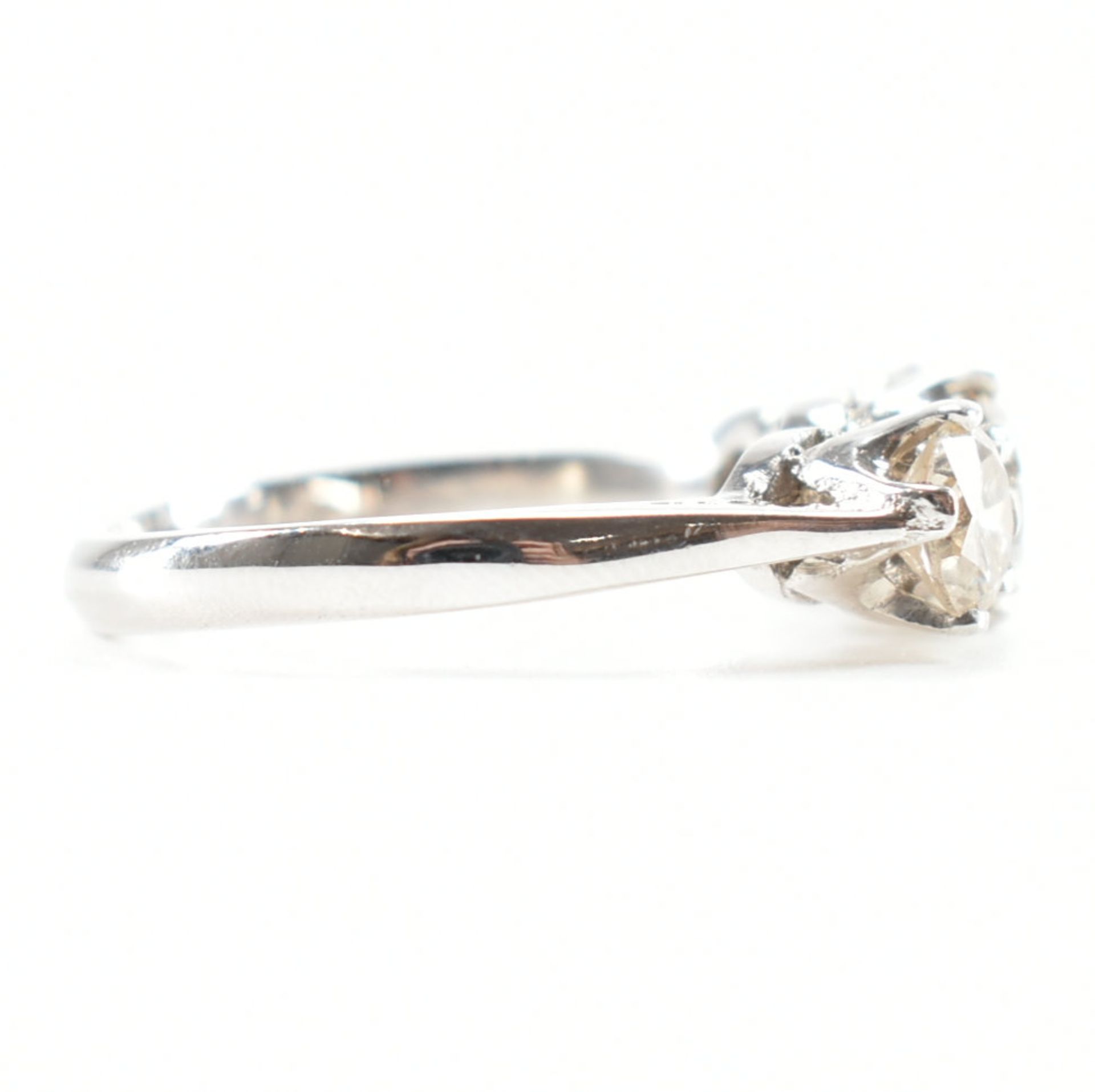 WHITE GOLD & DIAMOND THREE STONE RING - Image 5 of 10