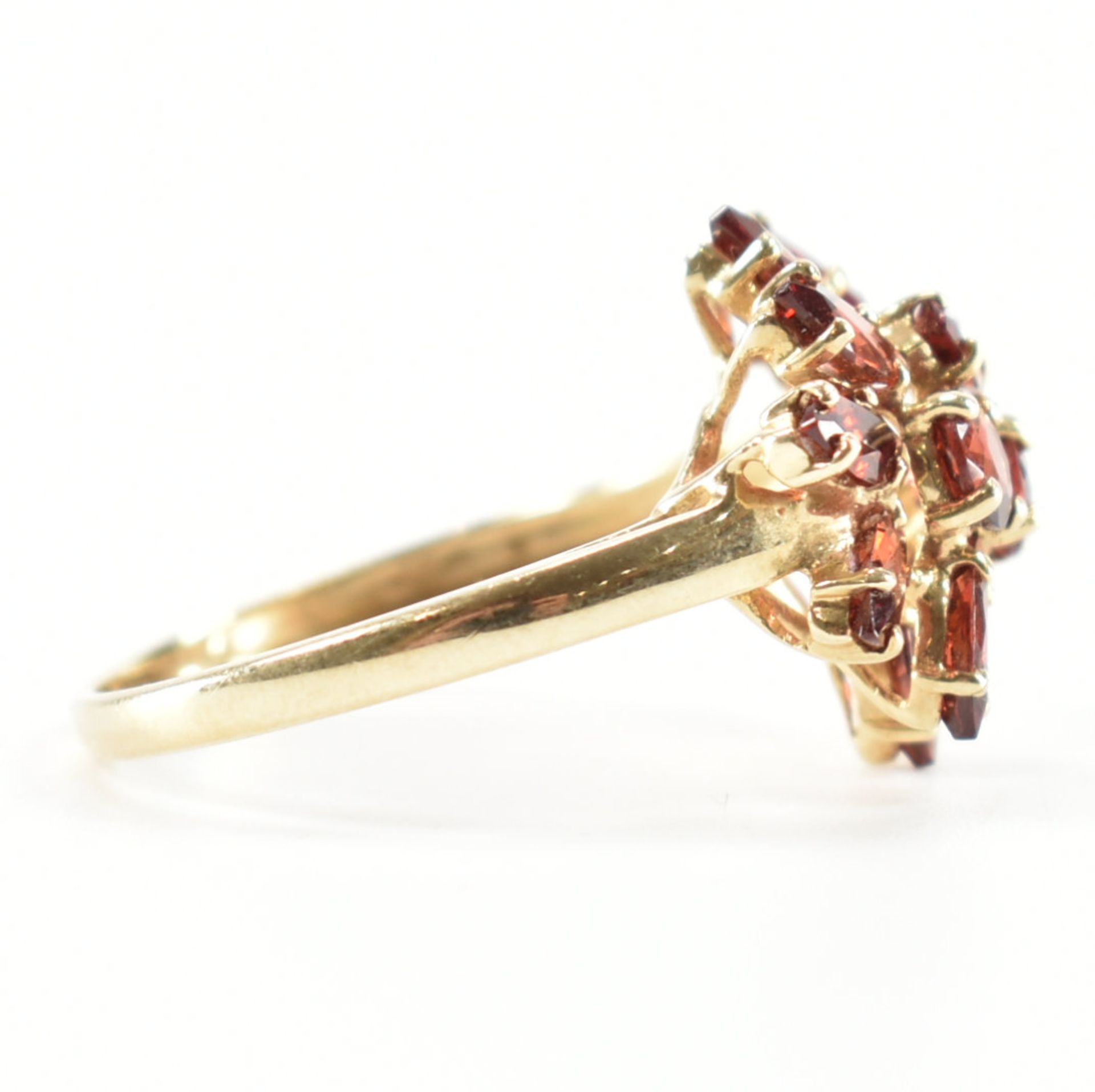 HALLMARKED 9CT GOLD & GARNET CLUSTER RING - Bild 5 aus 10