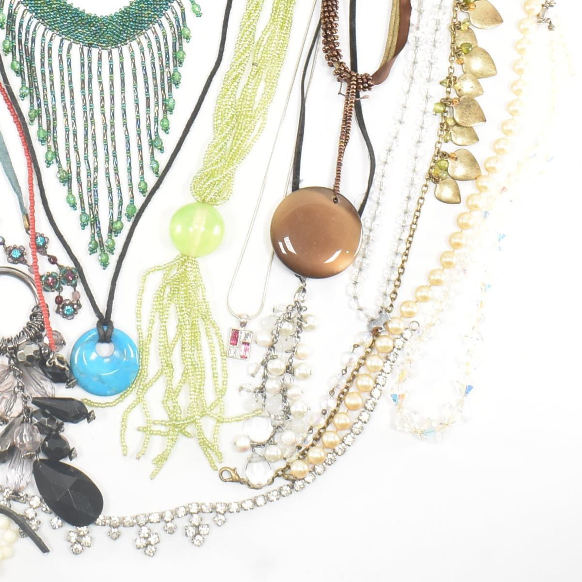 COLLECTION OF ASSORTED COSTUME JEWELLERY NECKLACES - Bild 10 aus 12