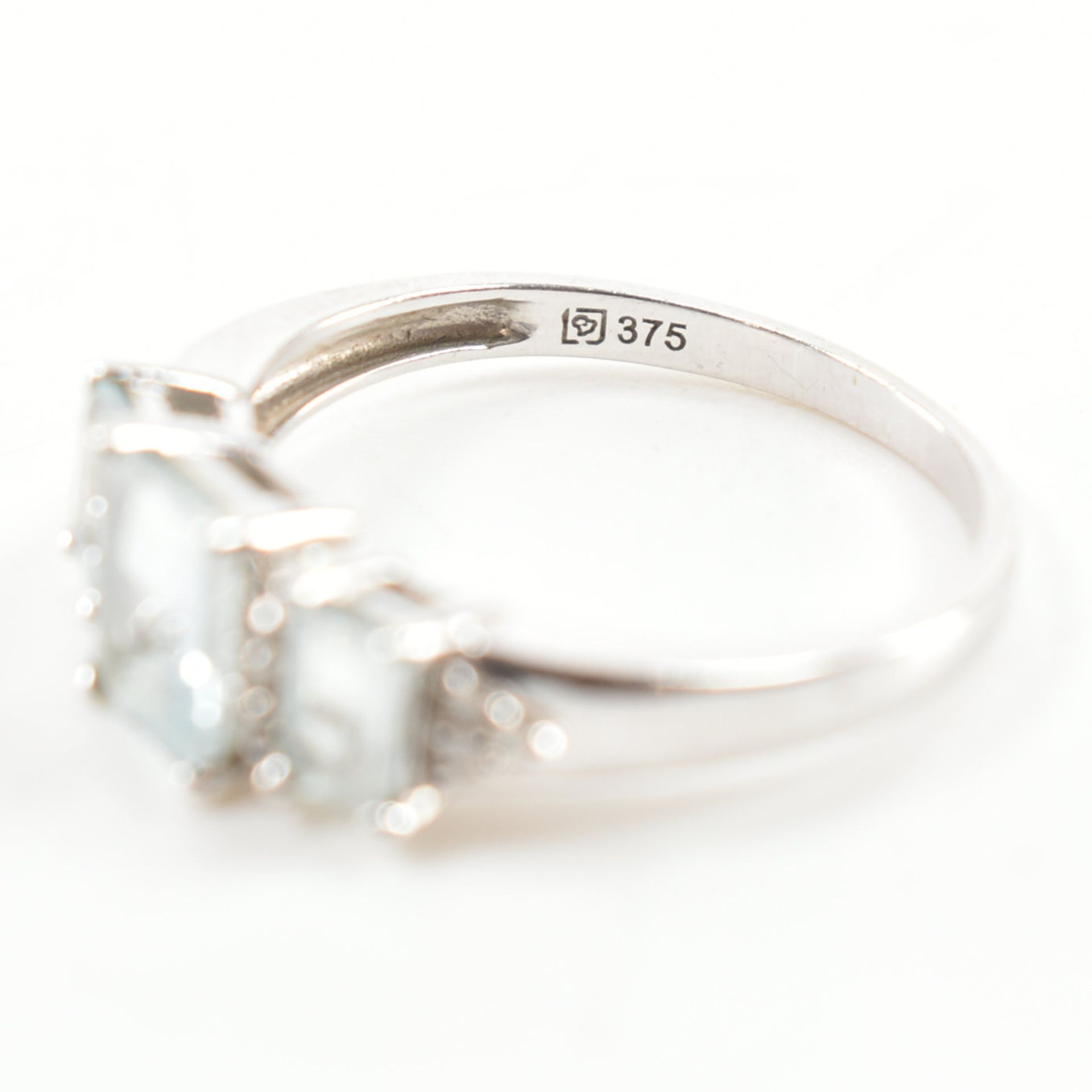 HALLMARKED 9CT WHITE GOLD AQUAMARINE & DIAMOND RING - Image 8 of 10