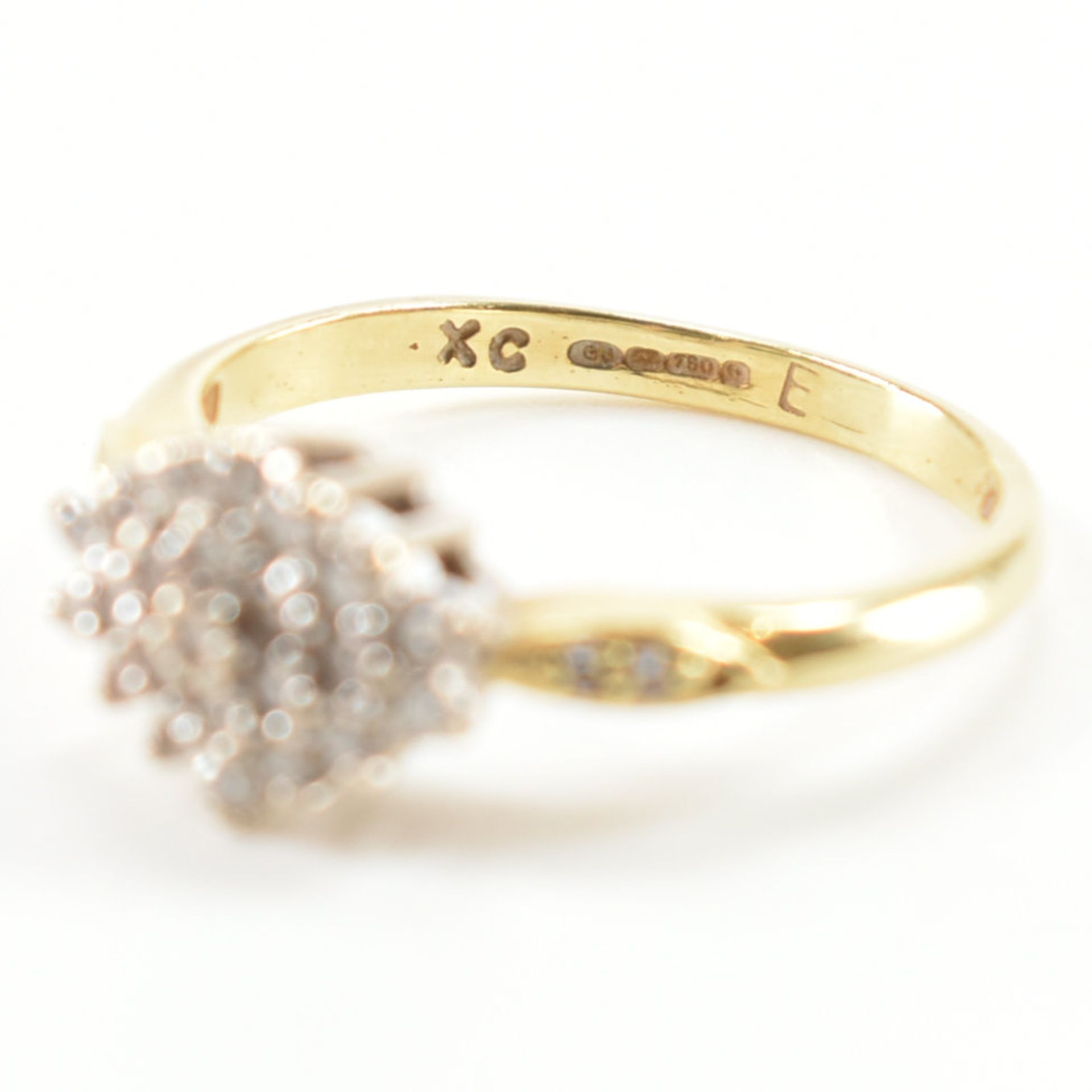 HALLMARKED 18CT GOLD & DIAMOND CLUSTER RING - Bild 8 aus 9