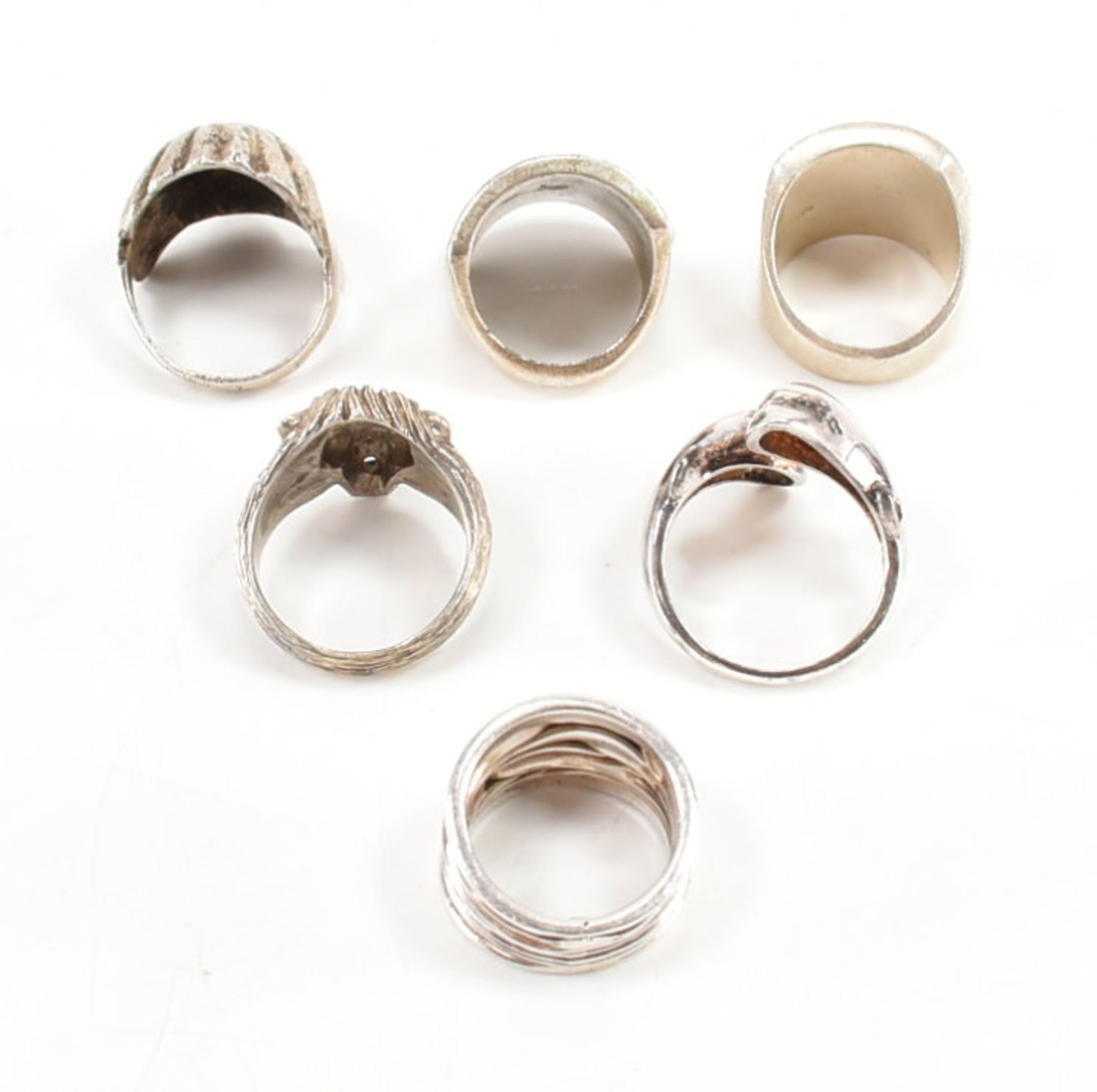 COLLECTION OF ASSORTED SILVER & WHITE METAL RINGS - Bild 2 aus 8