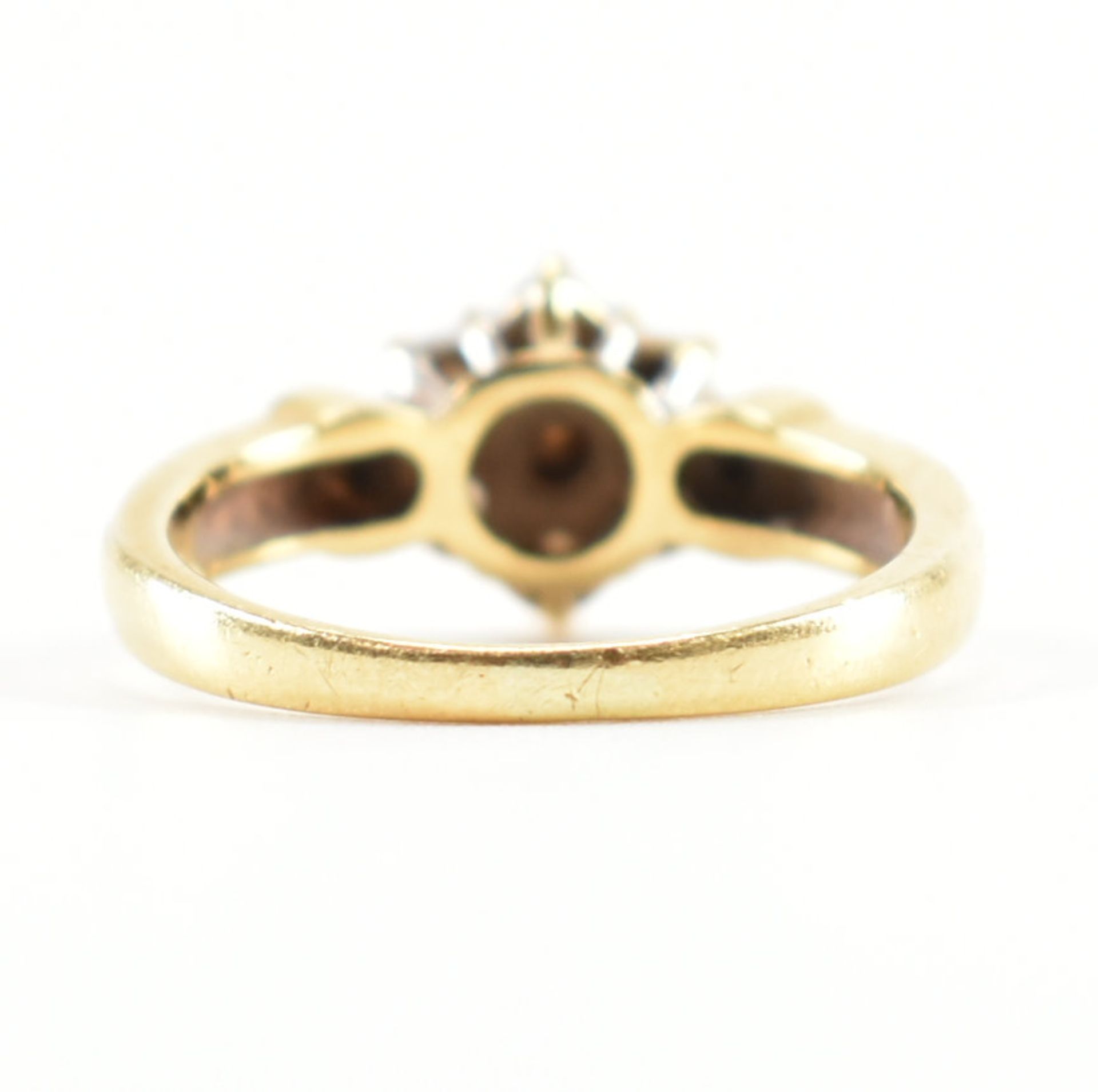 HALLMARKED 18CT GOLD & DIAMOND CLUSTER RING - Image 3 of 9