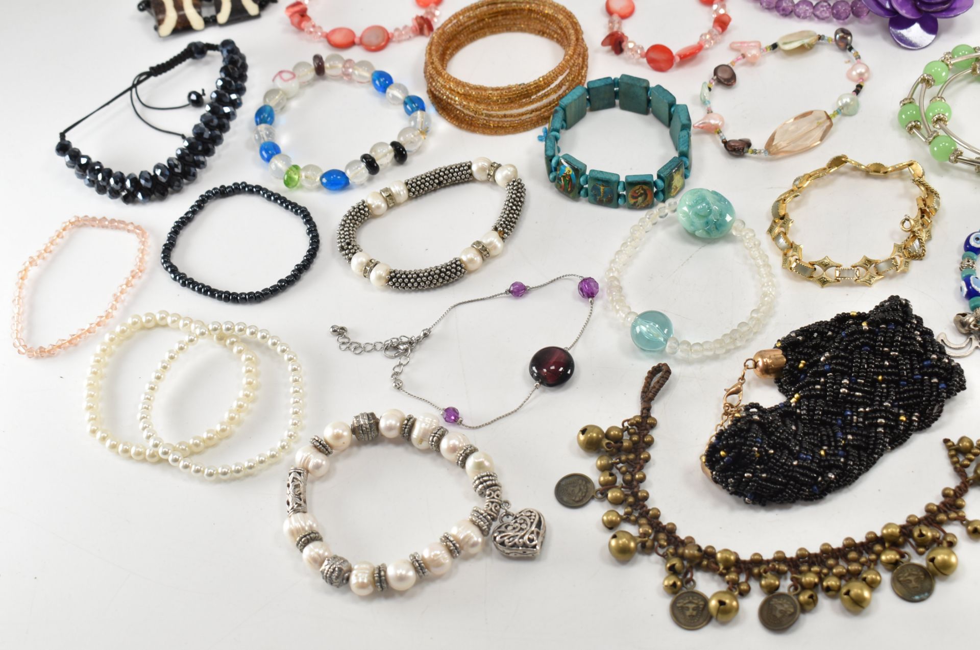 COLLECTION OF ASSORTED COSTUME JEWELLERY BRACELETS - Bild 13 aus 13