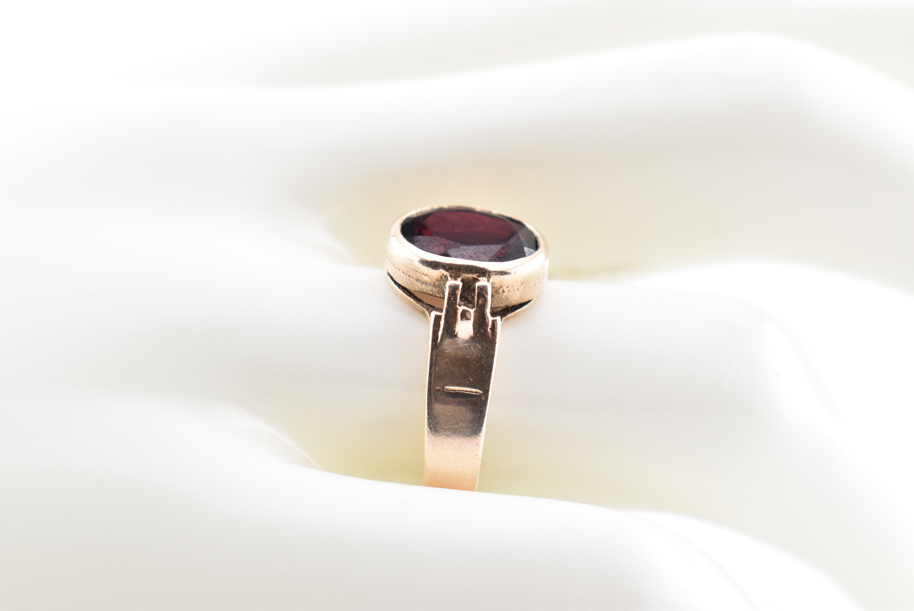 HALLMARKED 9CT GOLD & GARNET RING - Image 6 of 6