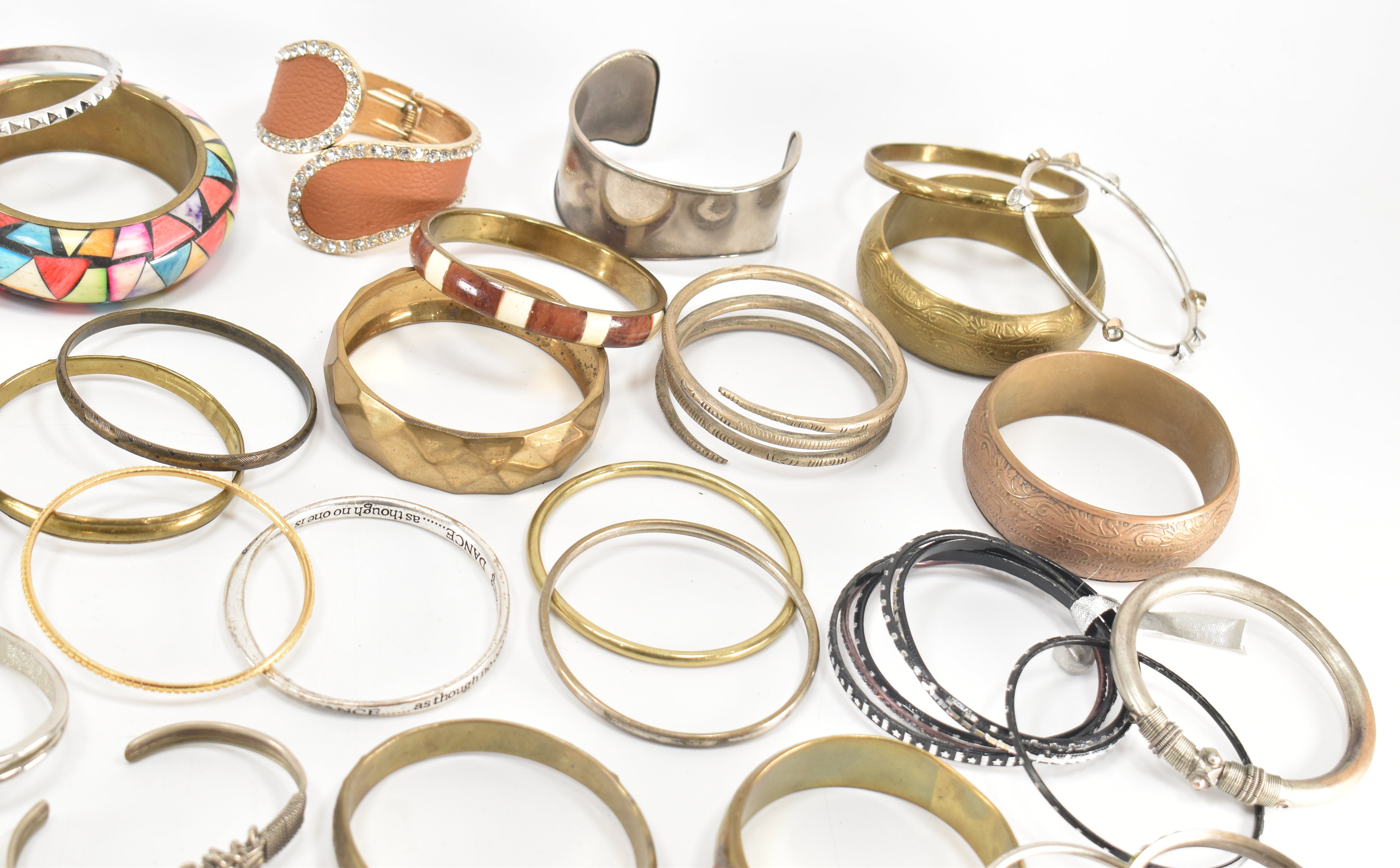 COLLECTION OF ASSORTED BANGLE BRACELETS - Image 4 of 7