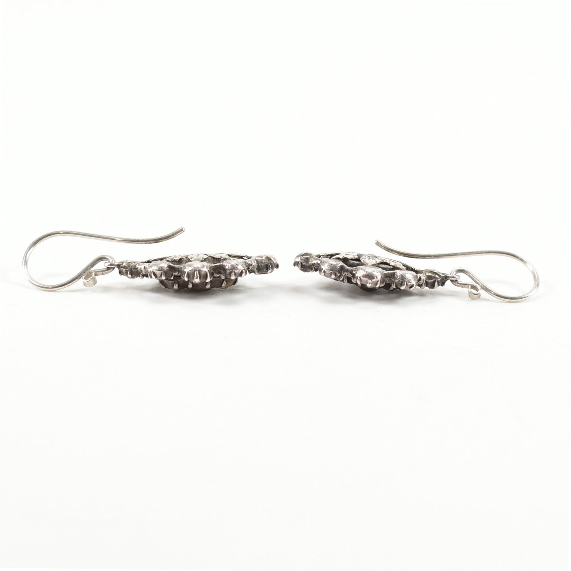 PAIR 19TH CENTURY SILVER & DIAMOND GIRANDOLE PENDANT EARRINGS - Bild 3 aus 3