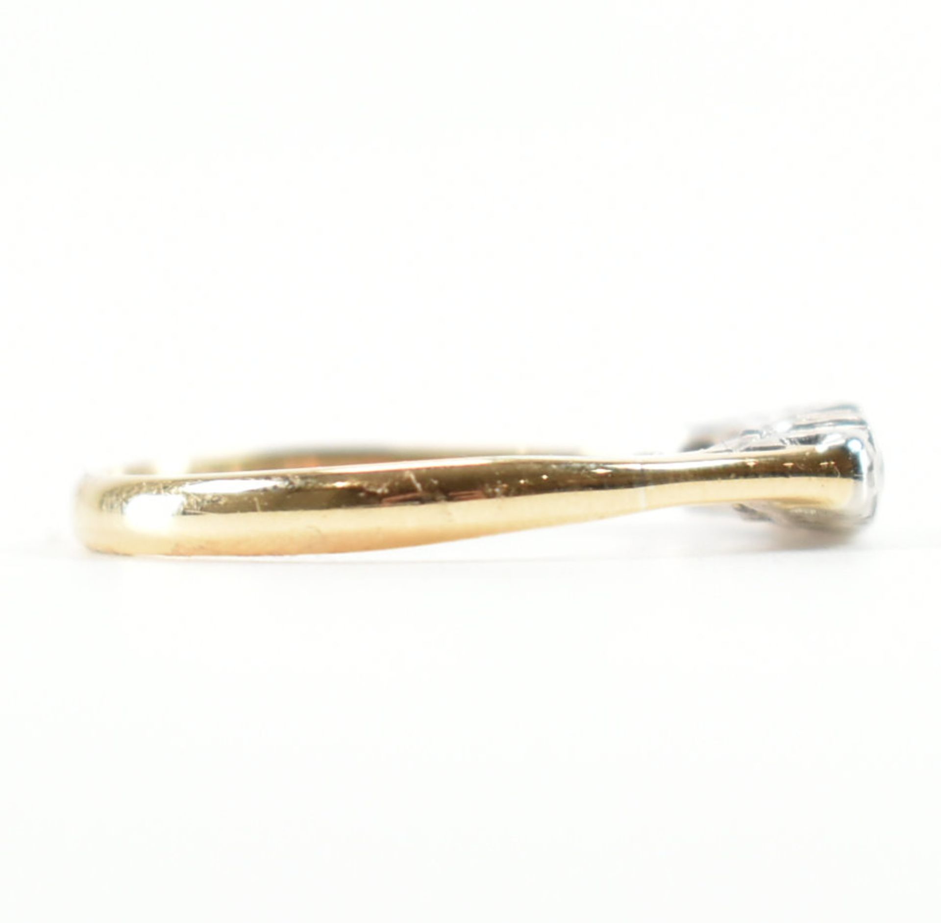 18CT GOLD PLATINUM & DIAMOND FIVE STONE RING - Image 5 of 8