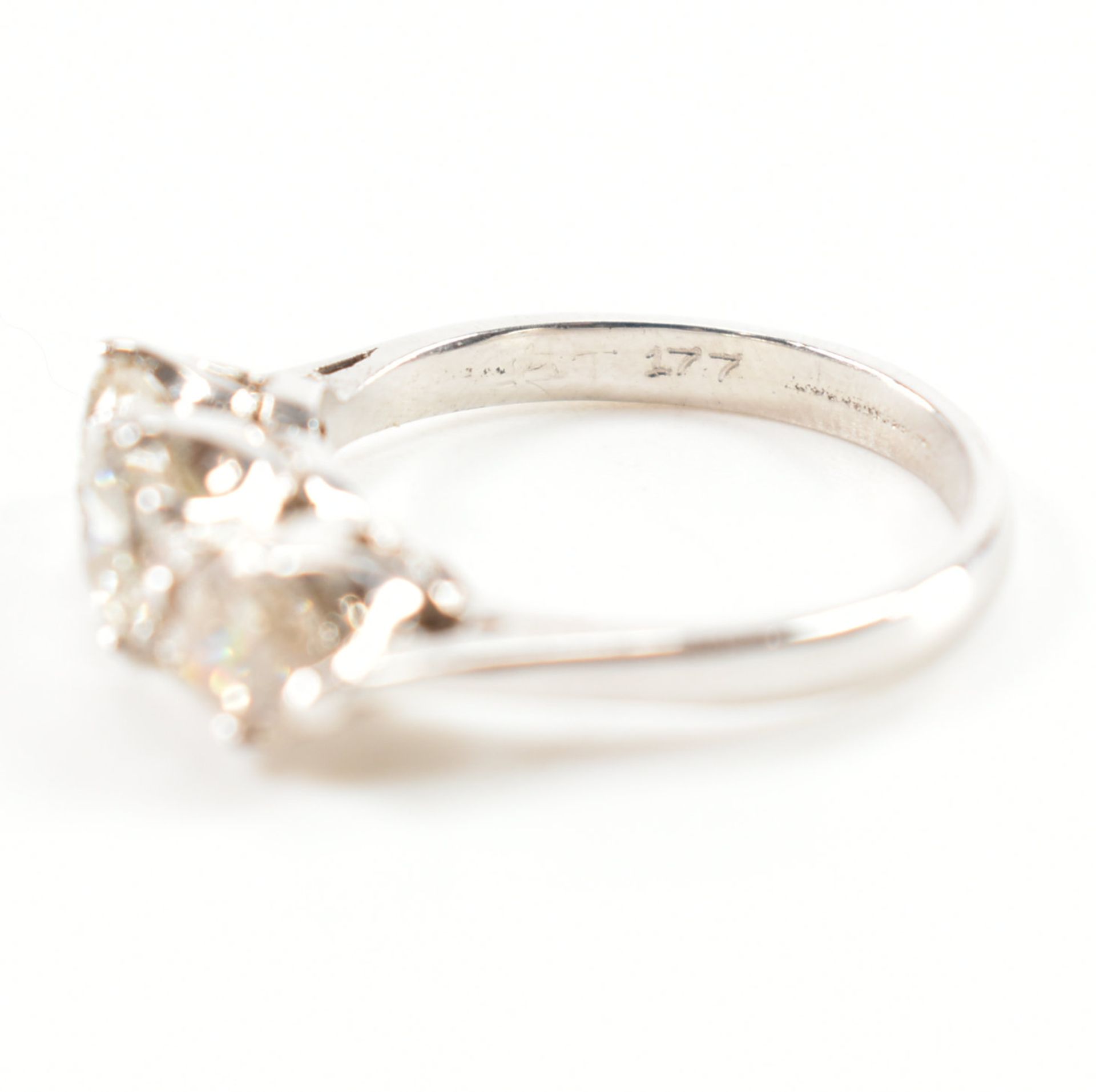 WHITE GOLD & DIAMOND THREE STONE RING - Image 7 of 10