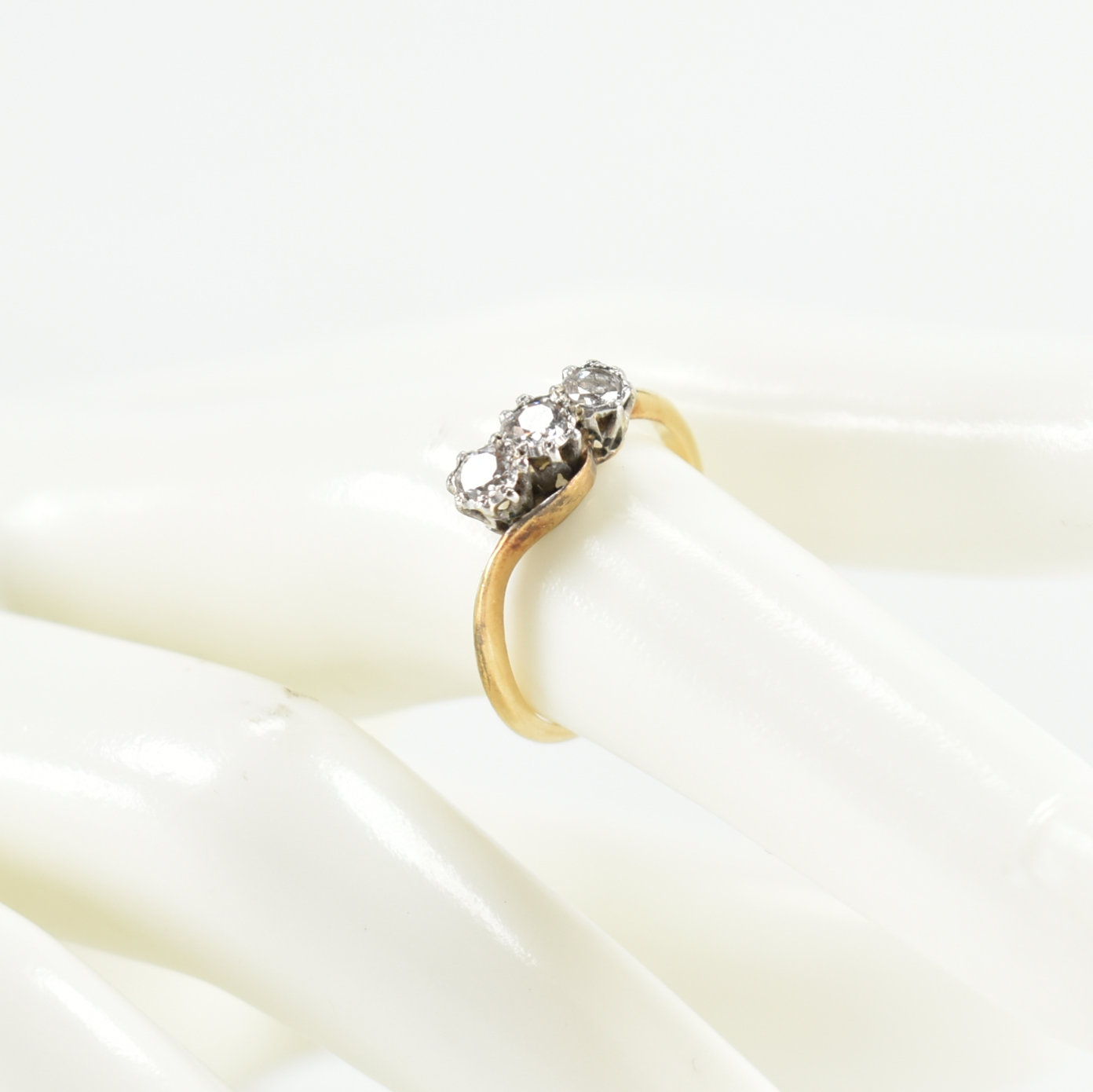 18CT GOLD & PLATINUM DIAMOND THREE STONE RING - Image 9 of 10