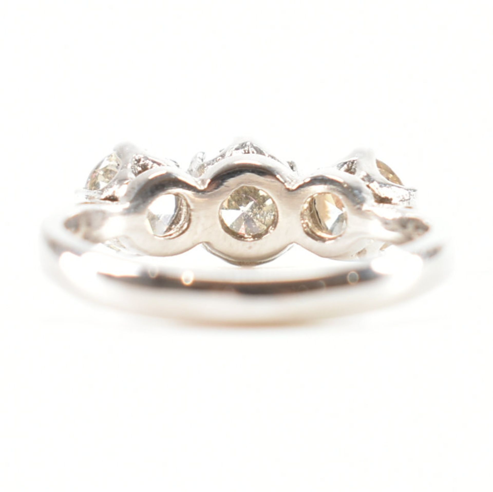 WHITE GOLD & DIAMOND THREE STONE RING - Image 4 of 10