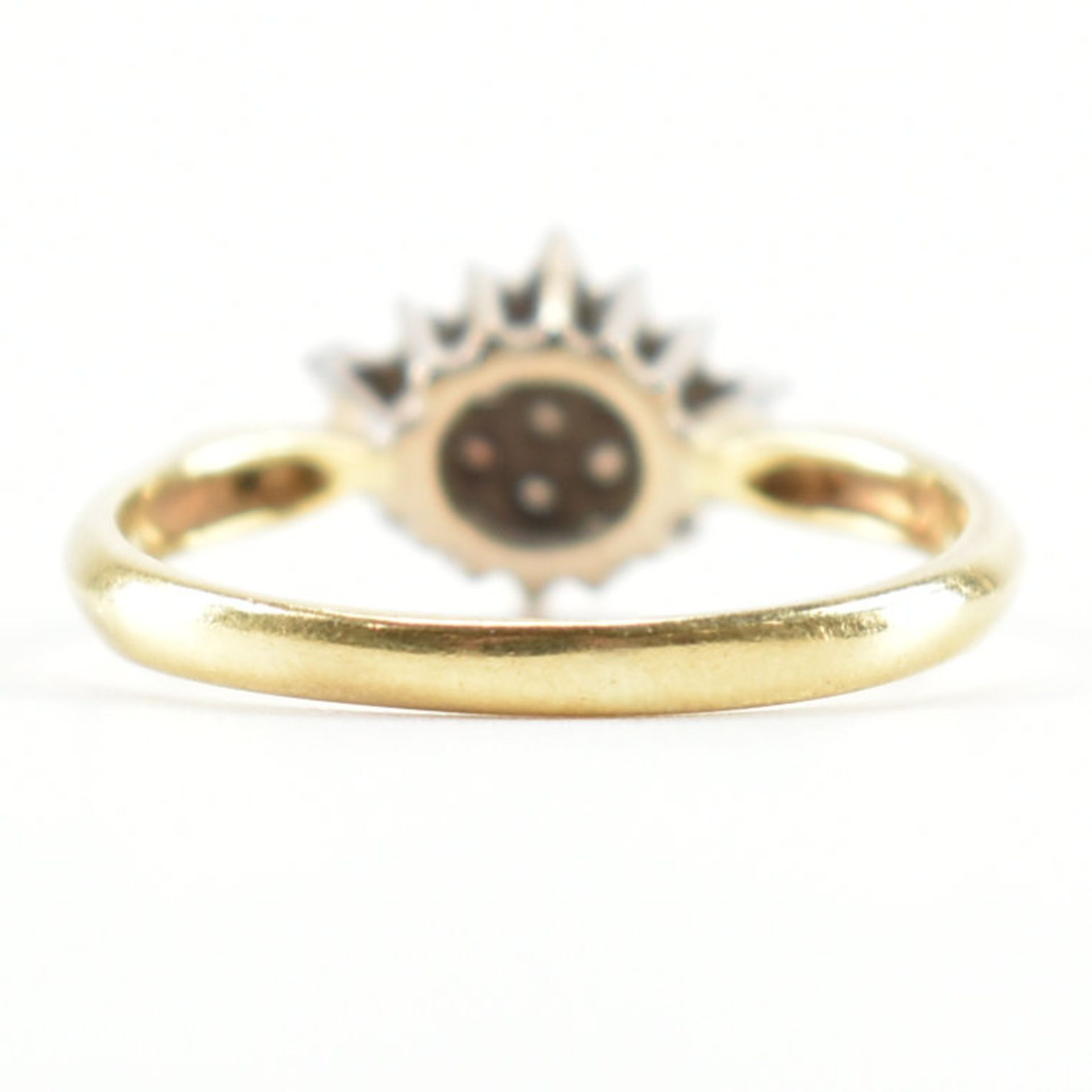 HALLMARKED 18CT GOLD & DIAMOND CLUSTER RING - Bild 3 aus 9