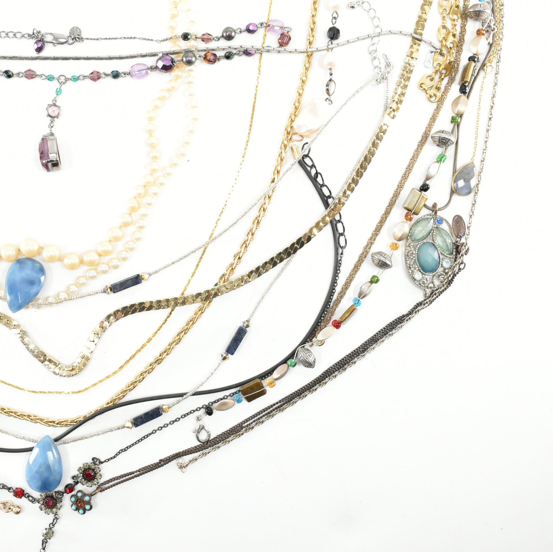 COLLECTION OF ASSORTED COSTUME JEWELLERY NECKLACES - Image 8 of 12