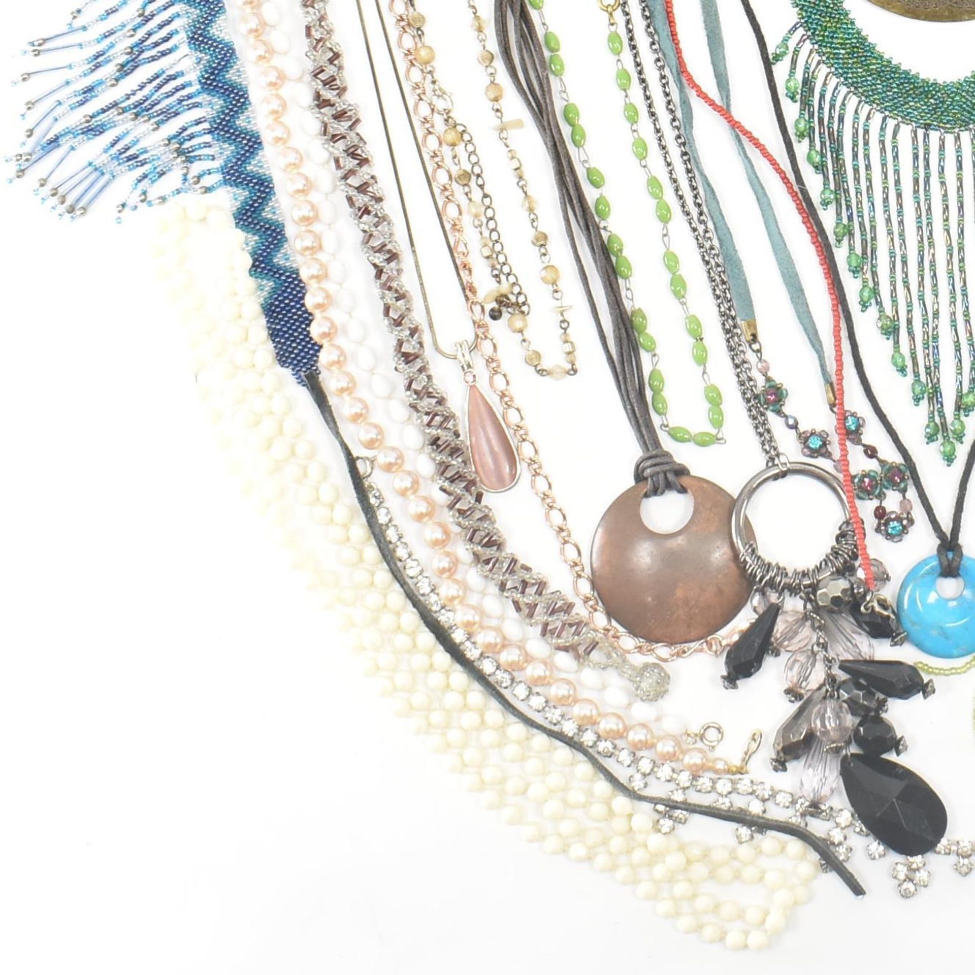 COLLECTION OF ASSORTED COSTUME JEWELLERY NECKLACES - Image 9 of 12