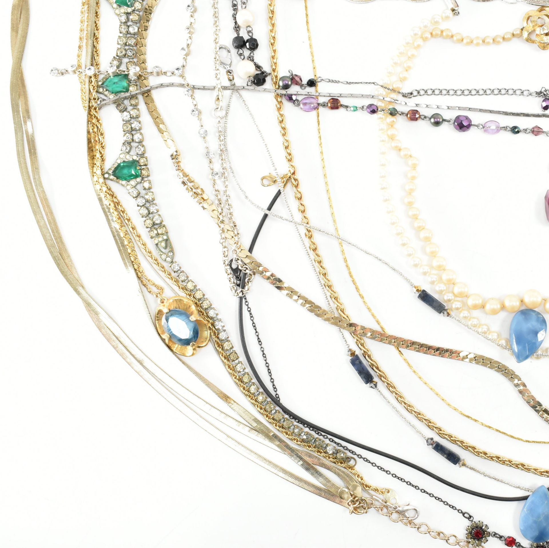 COLLECTION OF ASSORTED COSTUME JEWELLERY NECKLACES - Image 9 of 12